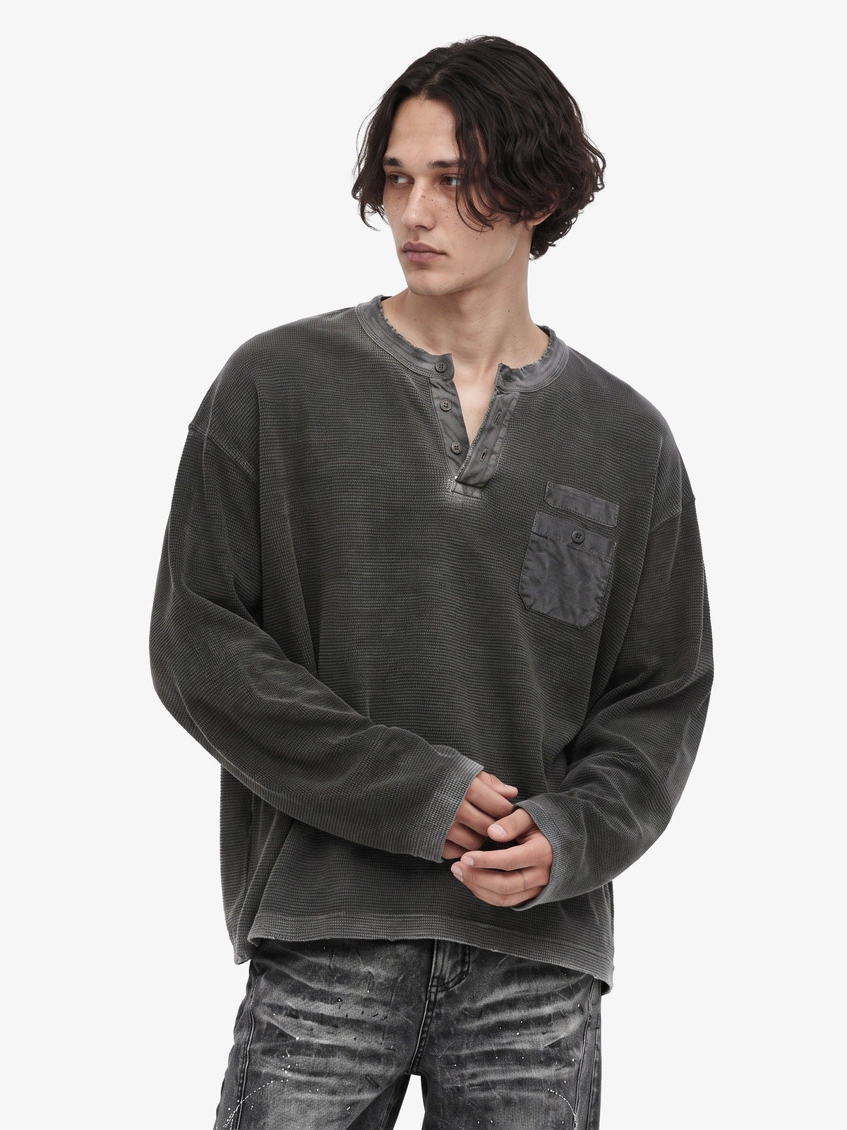Washed Charcoal Waffelstrick Henley Oberteil – am Model, Vorderansicht | XoKool
