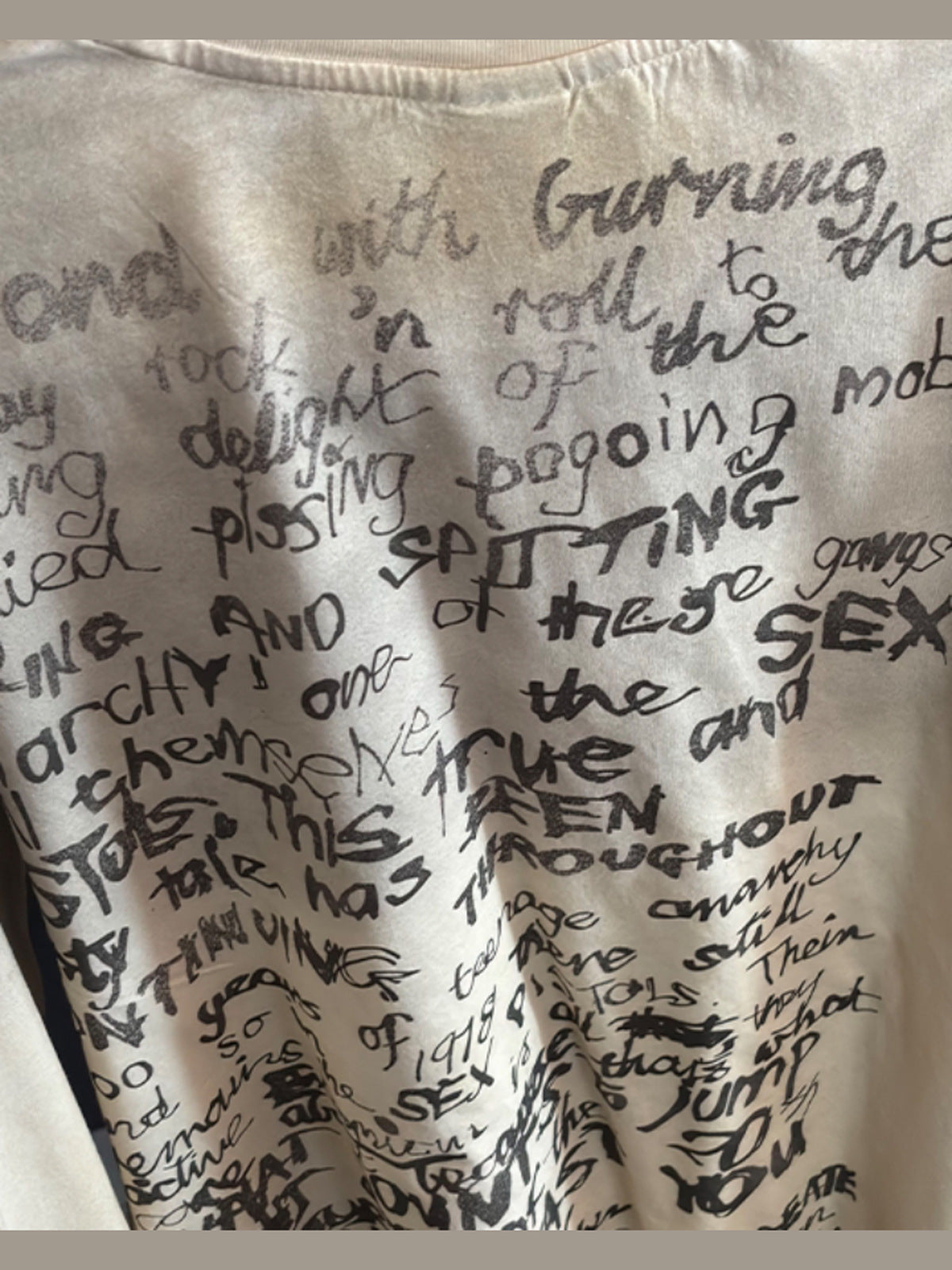 Cremefarbenes Shirt mit Sketch-Print – Nahaufnahme des Rückentextes | XoKool