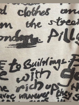 Washed Longsleeve in Creme mit Sketch-Print – Nahaufnahme der Handschrift | XoKool