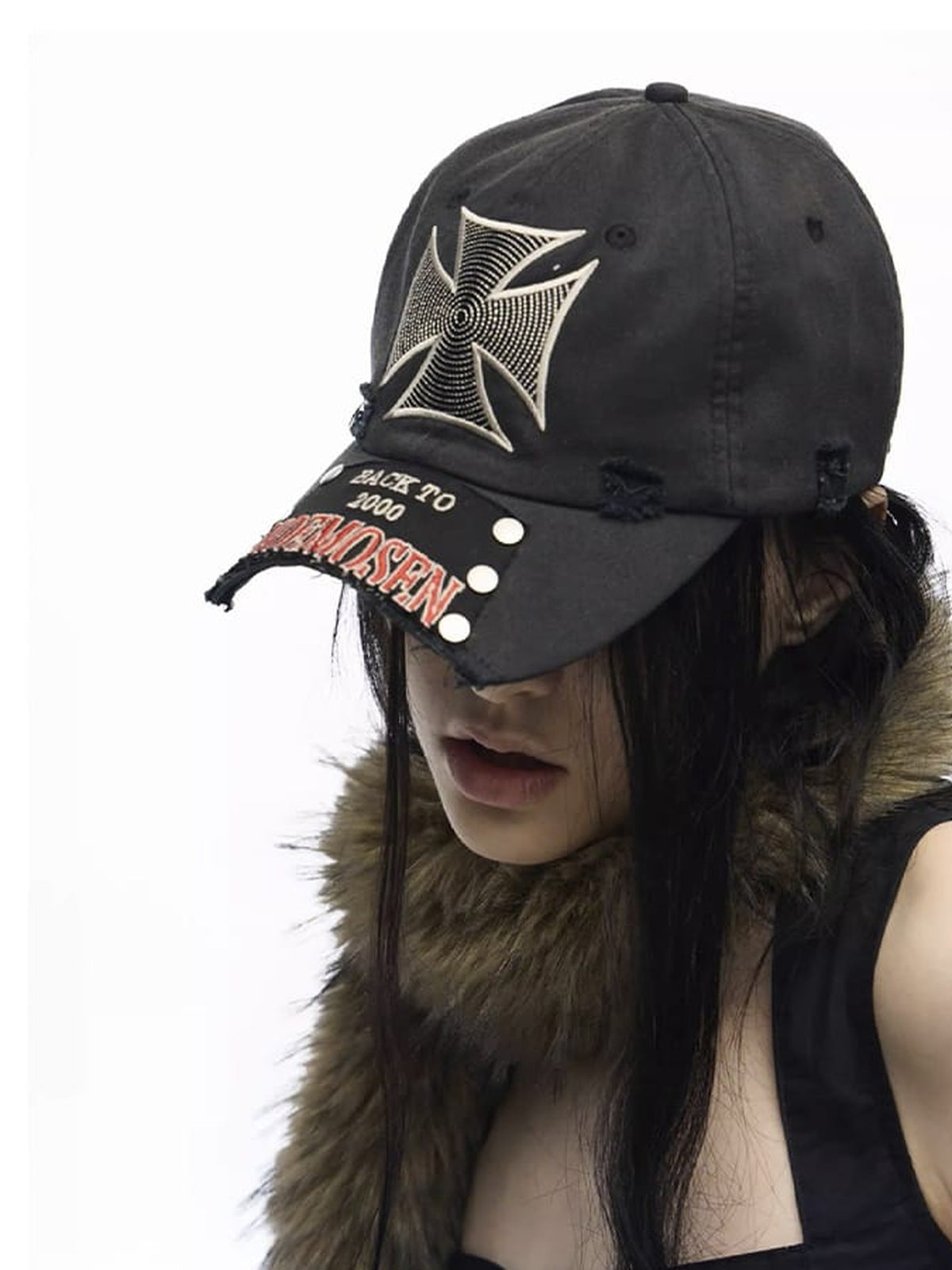 Cap mit Kreuz und Nieten – Washed Schwarz, am Model | XoKool