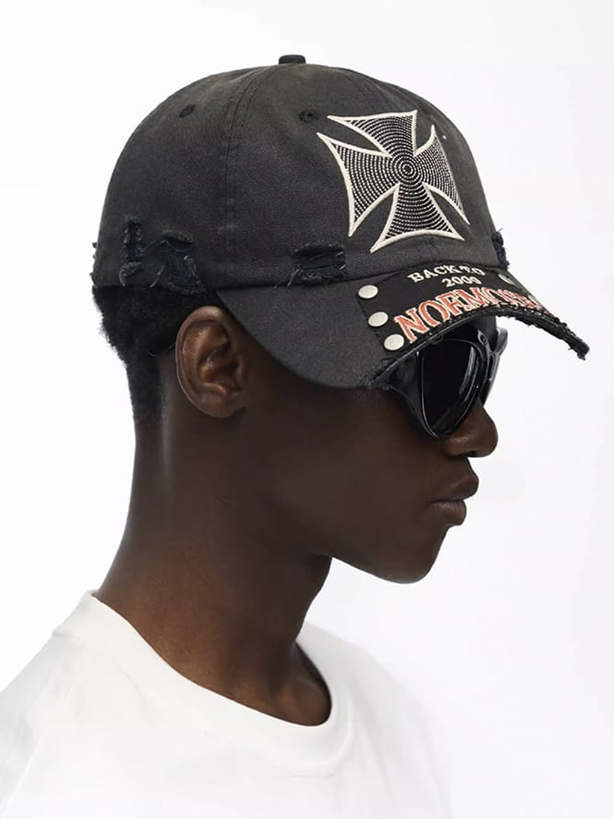 Cap mit Kreuz und Nieten – Washed Schwarz, am Model von der Seite | XoKool