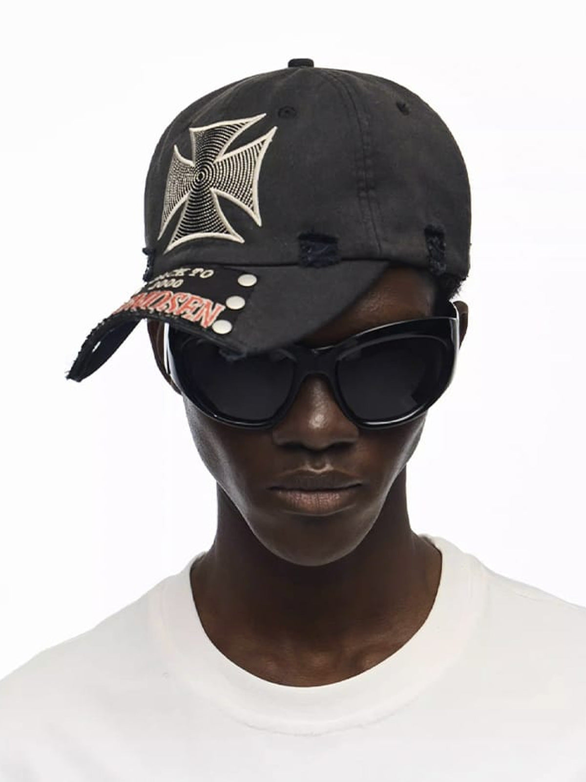 Washed Baseballcap mit Kreuz-Print und Nieten – Washed Schwarz, am Model | XoKool