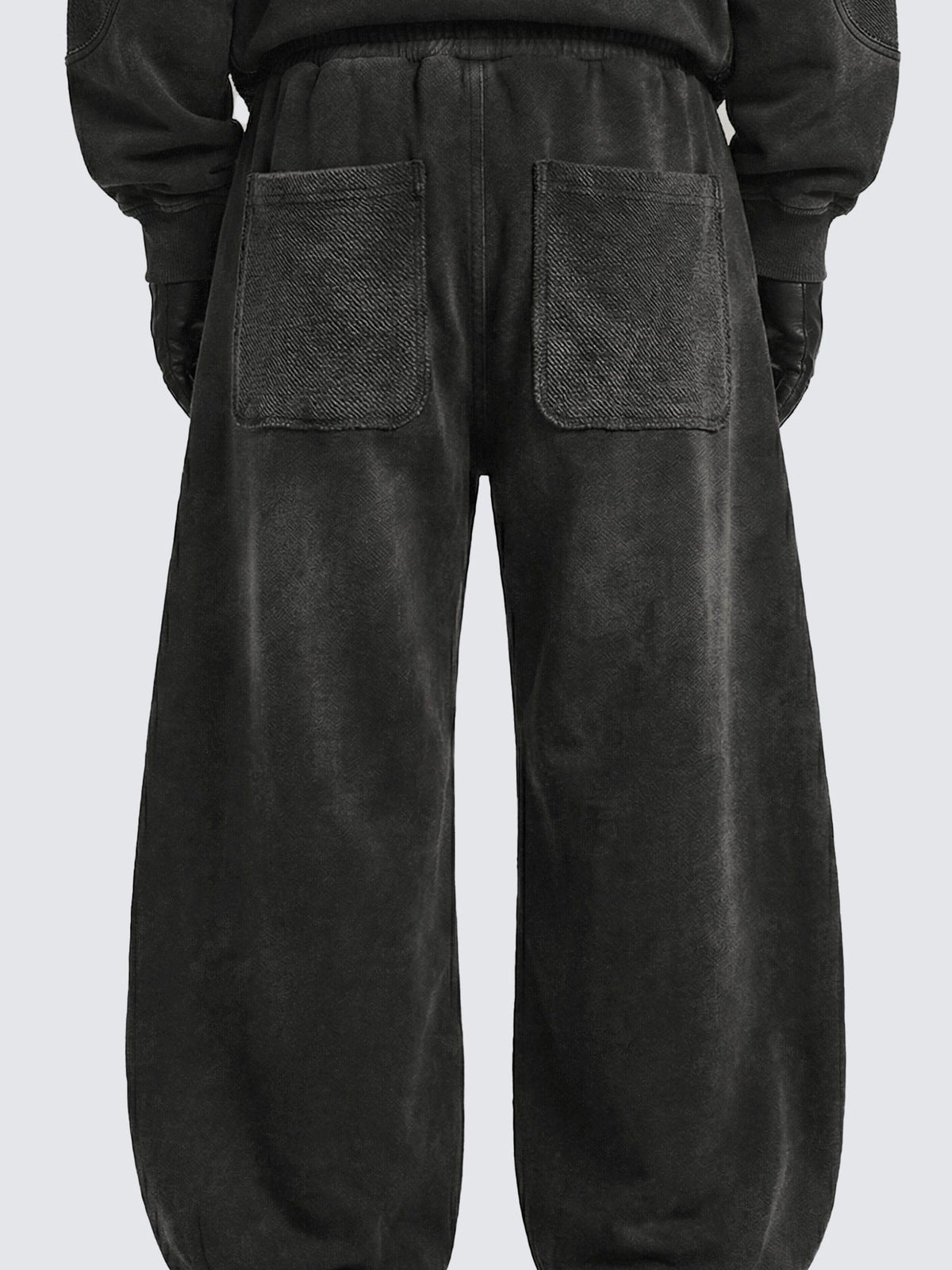 Pantalones deportivos balloon gris oscuro con efecto lavado y cremallera en el bajo – en modelo, espalda | XoKool