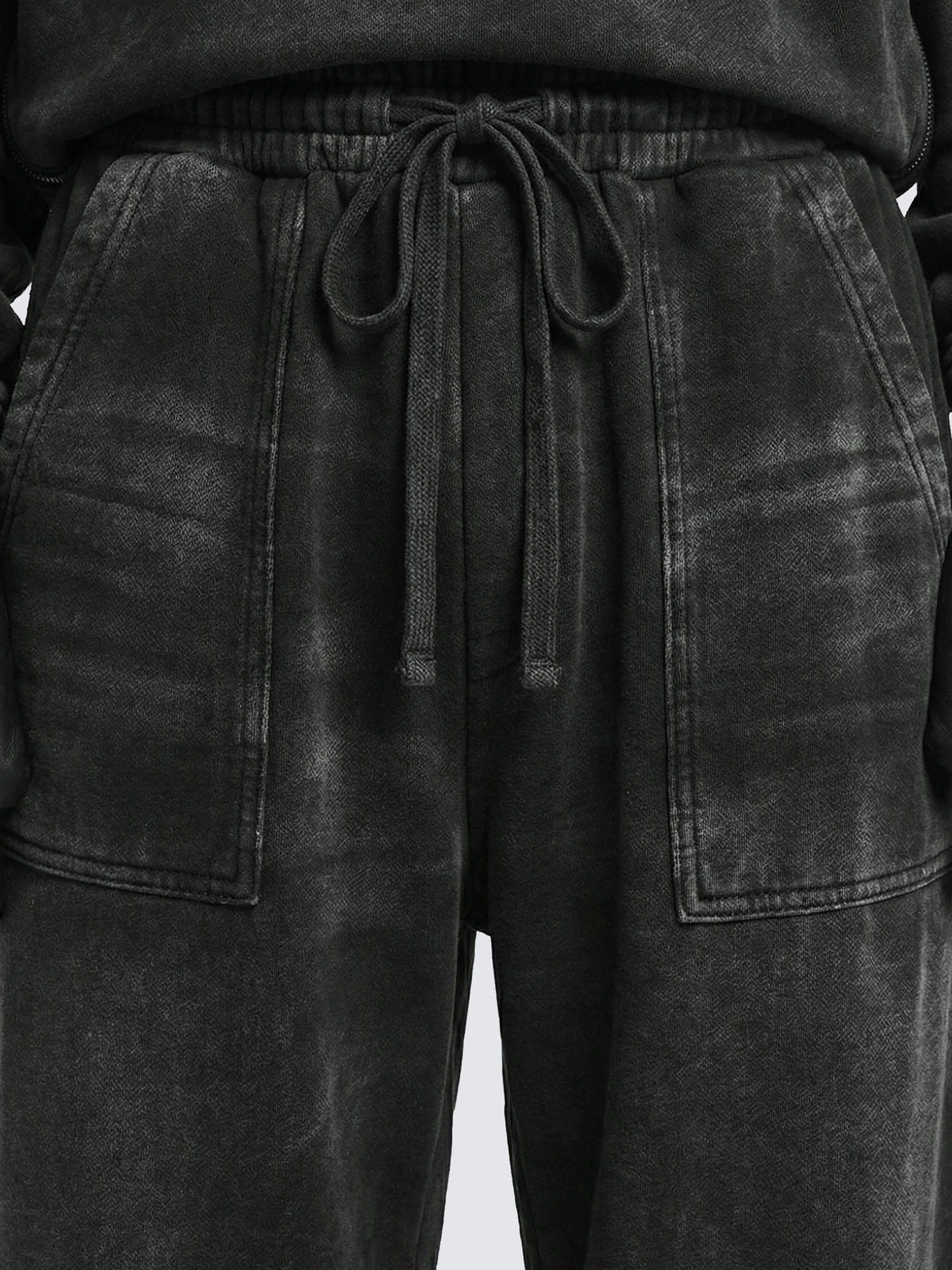 Pantalones deportivos con cremallera en el bajo – en modelo, primer plano del bolsillo delantero | XoKool