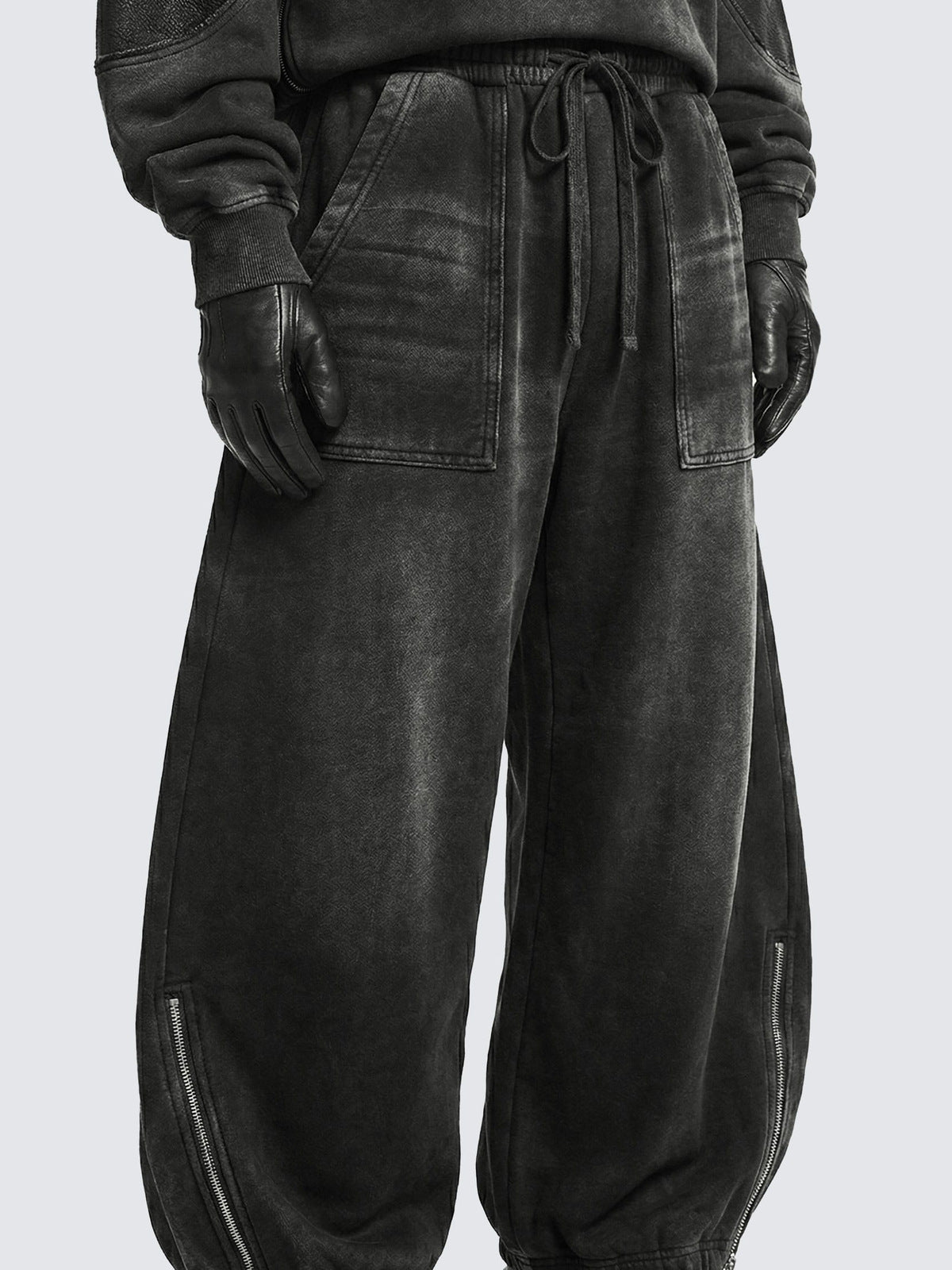 Washed Dark Grey Balloon Jogginghose mit Reißverschluss am Saum – am Model, vorne | XoKool
