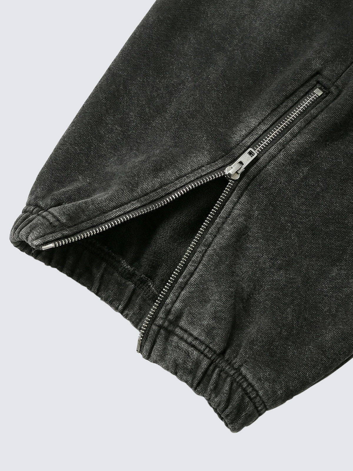 Pantalones deportivos con cremallera en el bajo – primer plano de la cremallera del bajo | XoKool