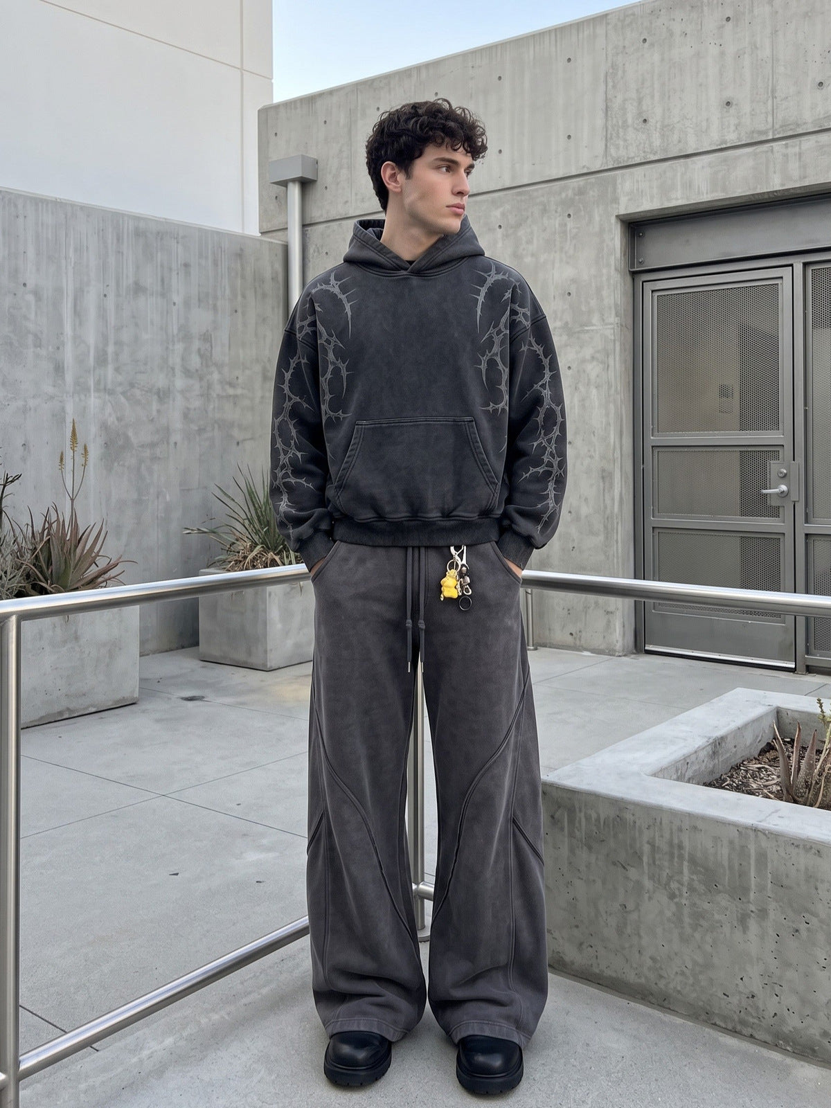 Wide Leg Jogginghose – am männlichen Model, Outdoor, mit Hoodie | XoKool