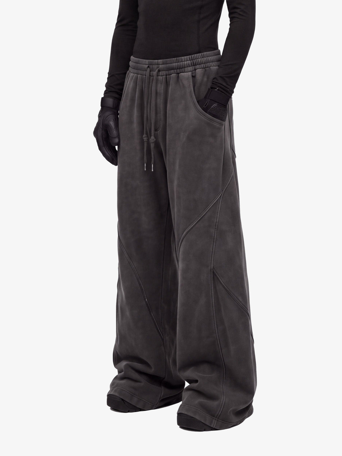 Washed Dark Grey Wide Leg Jogginghose – am Model von der Seite (Ausschnitt) | XoKool
