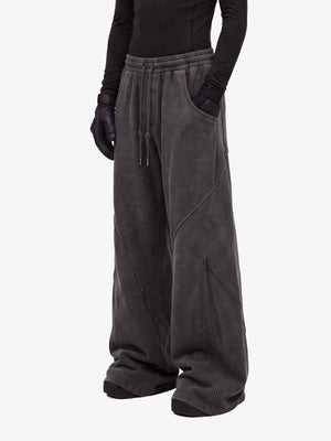 Washed Dark Grey Wide Leg Jogginghose – am Model von der Seite (Ausschnitt) | XoKool