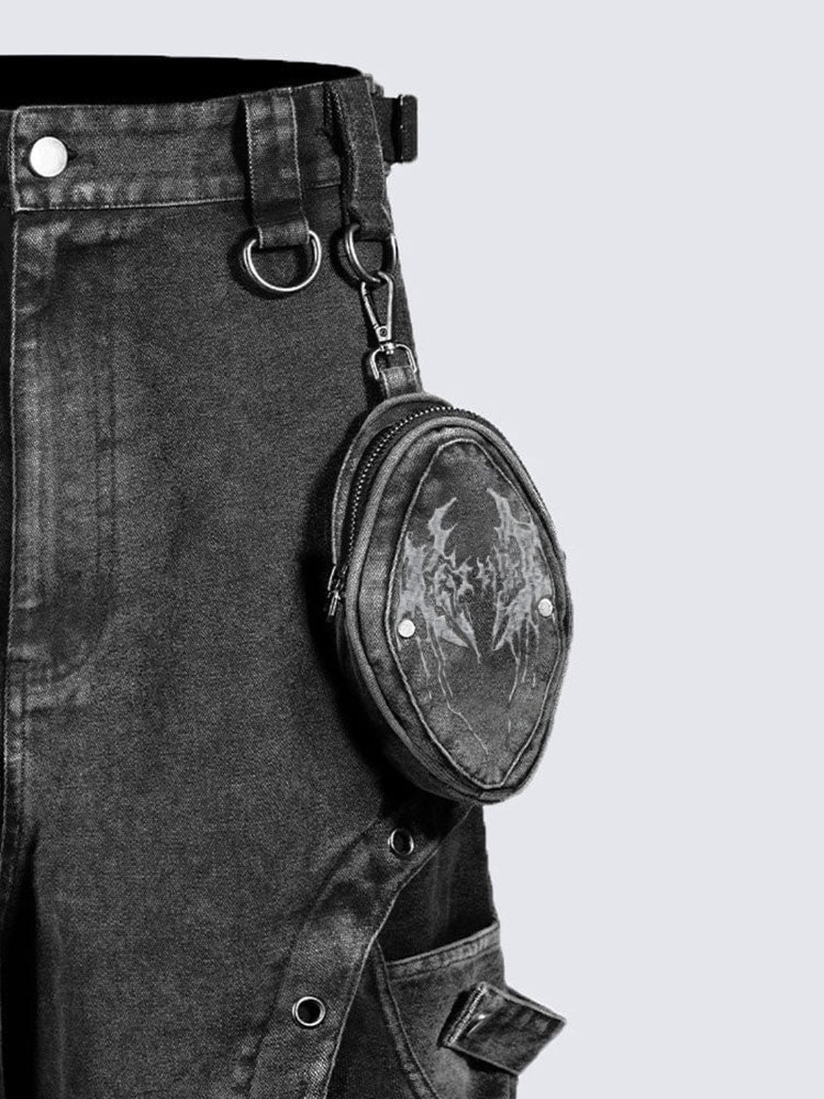 Washed Kleingeldtasche aus Kunstleder zum Anklippen – an der Hose, Seitenansicht | XoKool