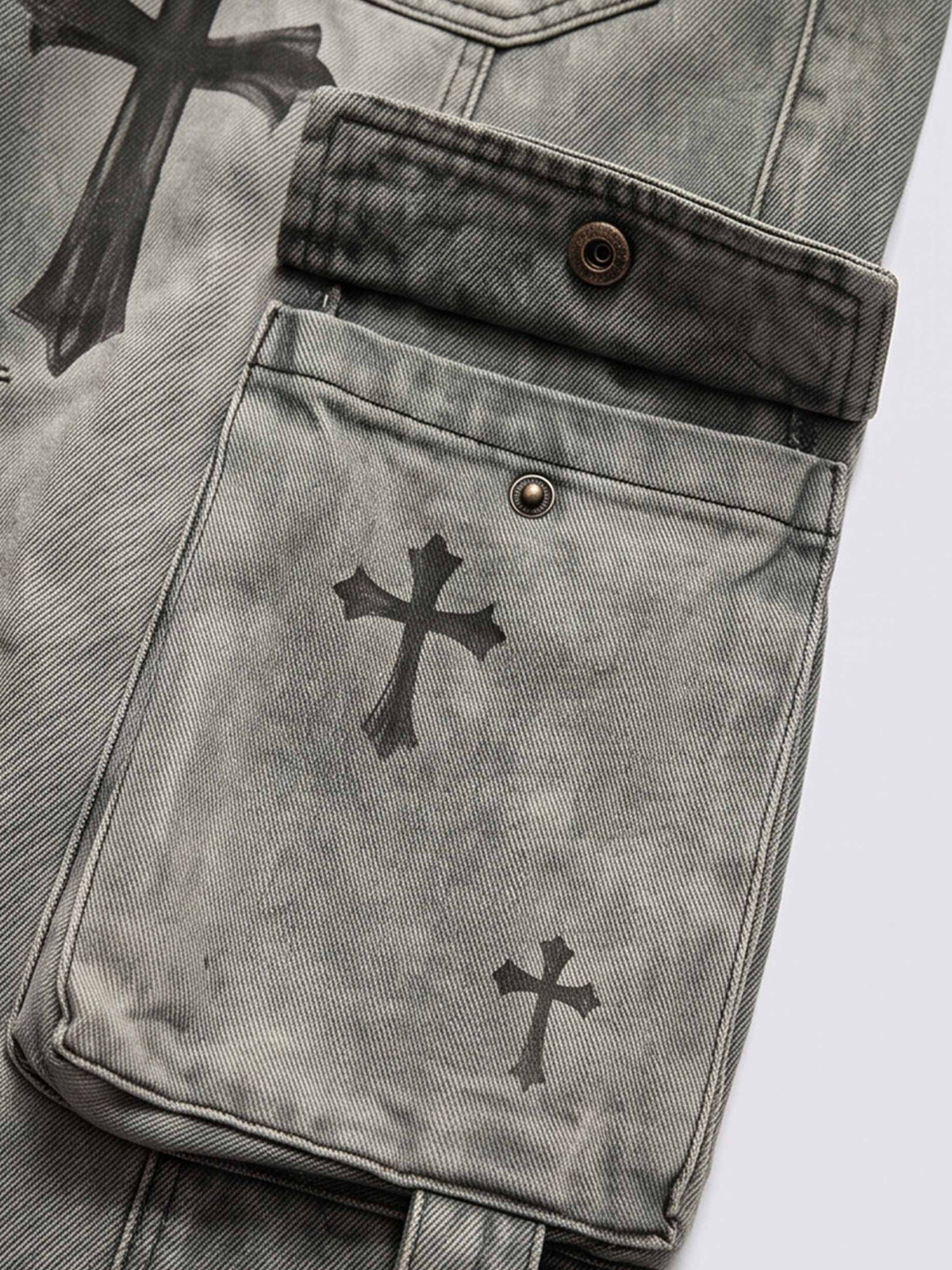 Gothic cargo pants – Cargo pocket and cross print close-up | XoKool
