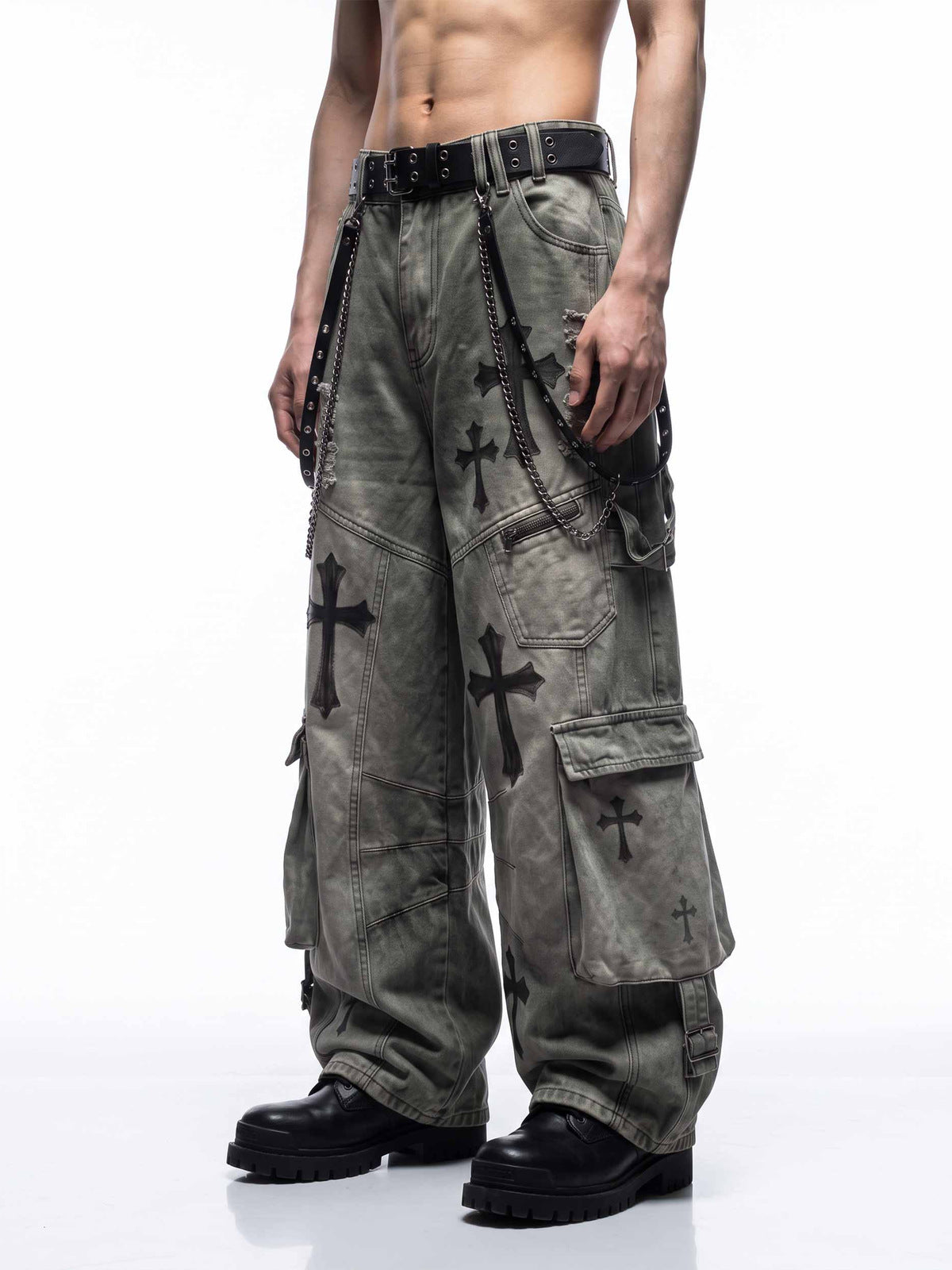 Gothic cargo pants – On model side | XoKool