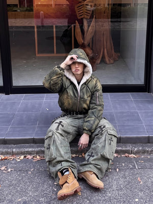 Gothic cargo pants – Street photo, seated | XoKool
