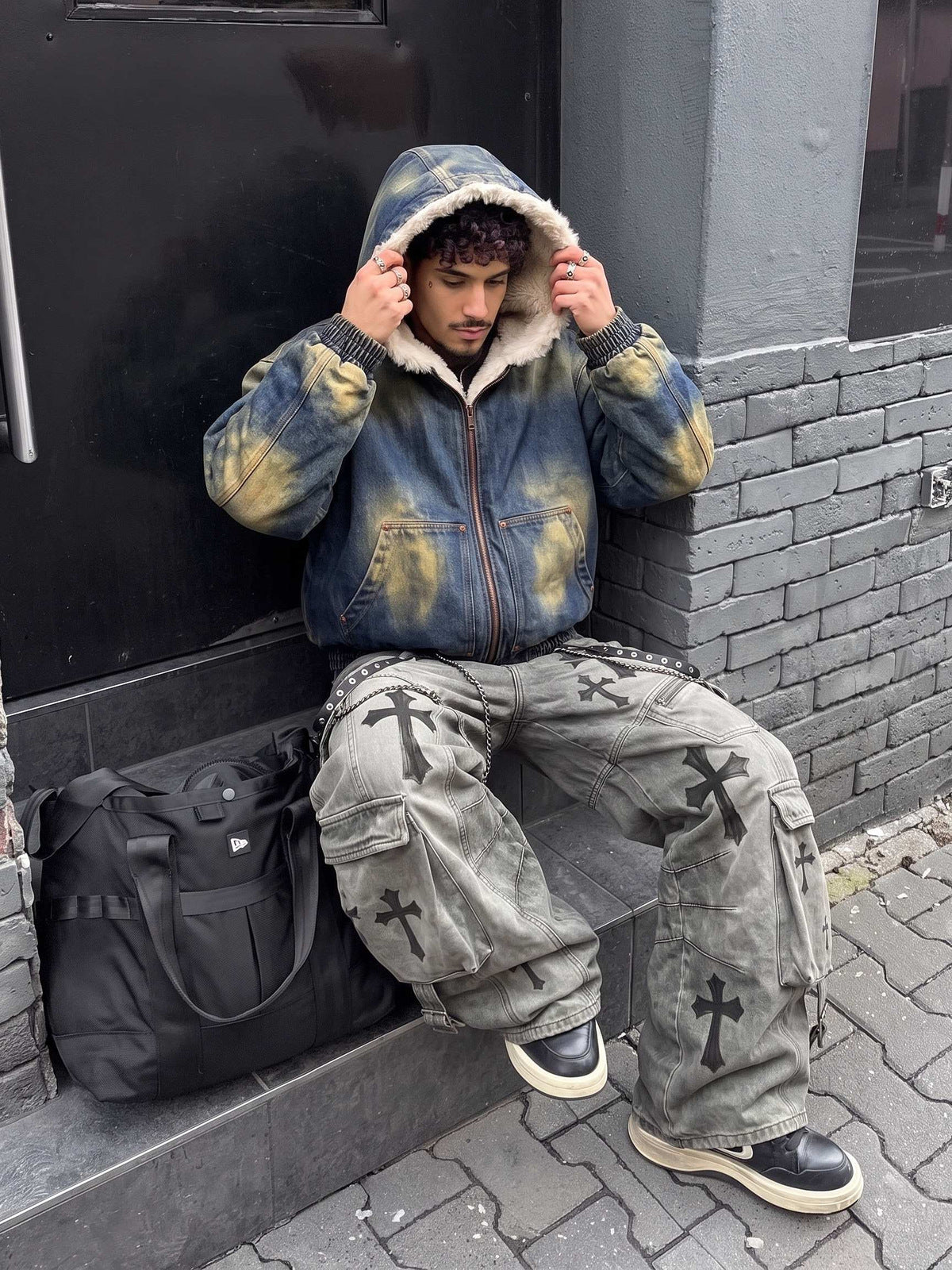 Gothic cargo pants – Street photo, seated | XoKool