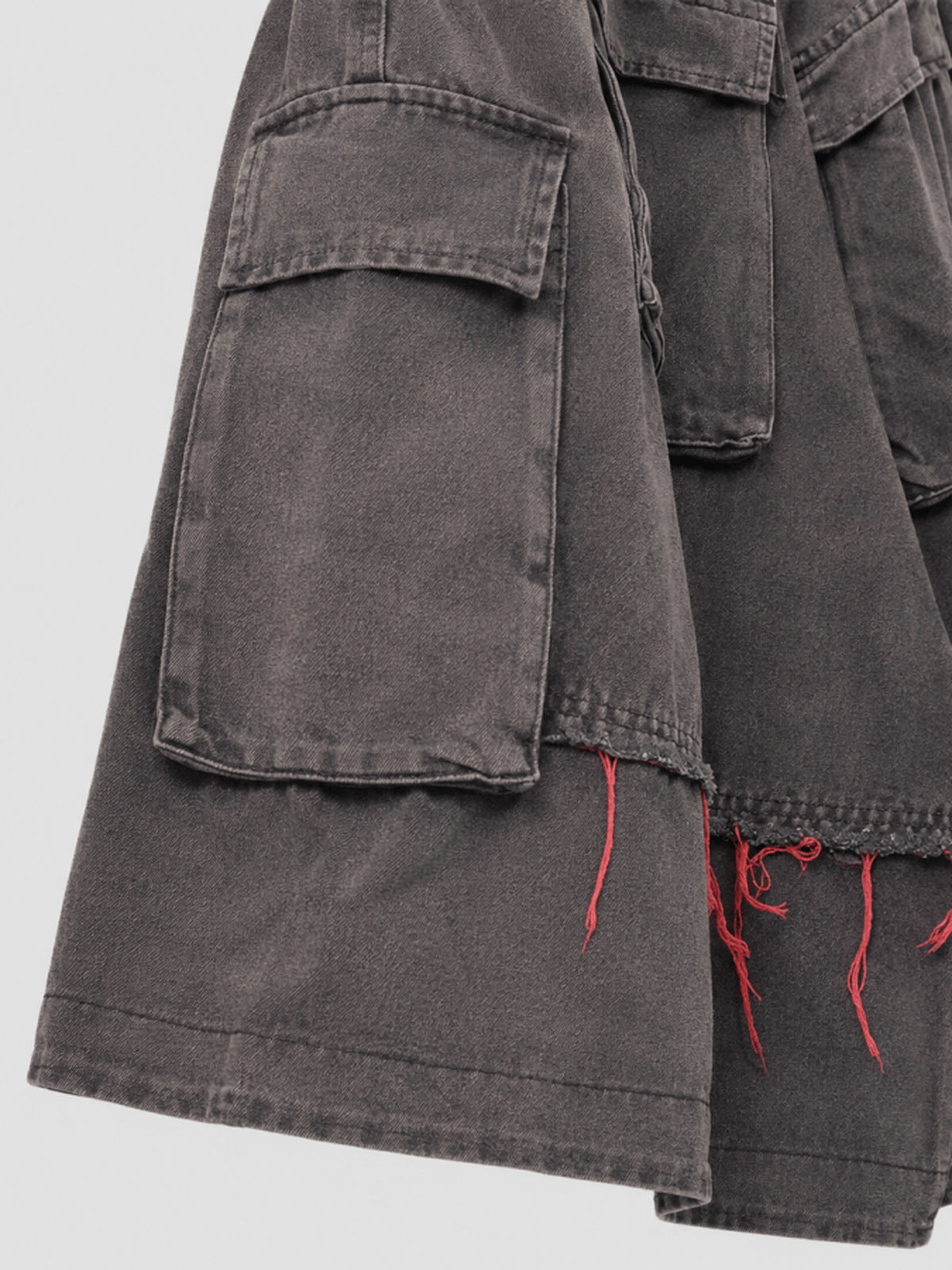 Graue Cargo Shorts – Cargotasche und Fransen, Detailansicht | XoKool