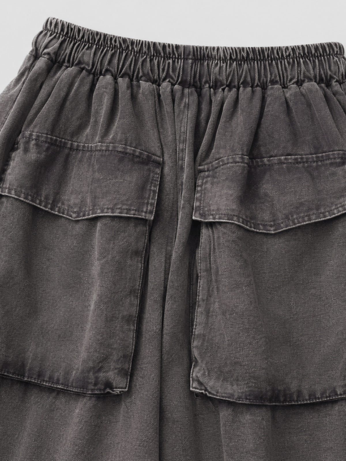Graue Cargo Shorts – Gummibund und Gesäßtaschen, Detailansicht | XoKool
