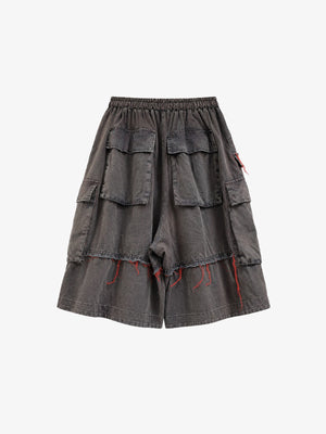 Washed graue Baggy Cargo Shorts mit ausgefransten Einsätzen – Grau/Rot, Rückseite flach | XoKool