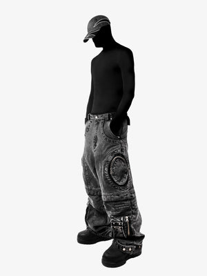 Jeans baggy grises con efecto lavado y bolsillos cargo con cierre – En modelo, lateral | XoKool