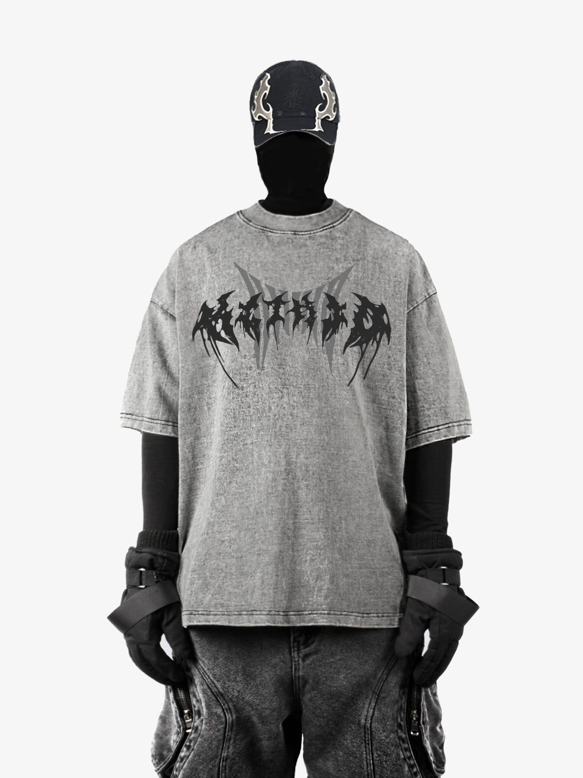 Washed Boxy T-Shirt in Grau mit Metall-Schriftzug – am Model, Vorderansicht | XoKool