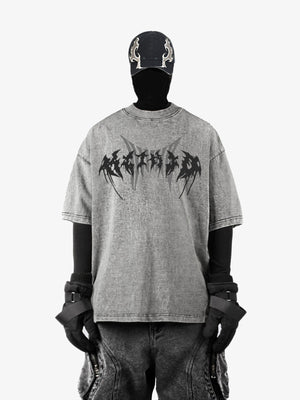 Washed Boxy T-Shirt in Grau mit Metall-Schriftzug – am Model, Vorderansicht | XoKool