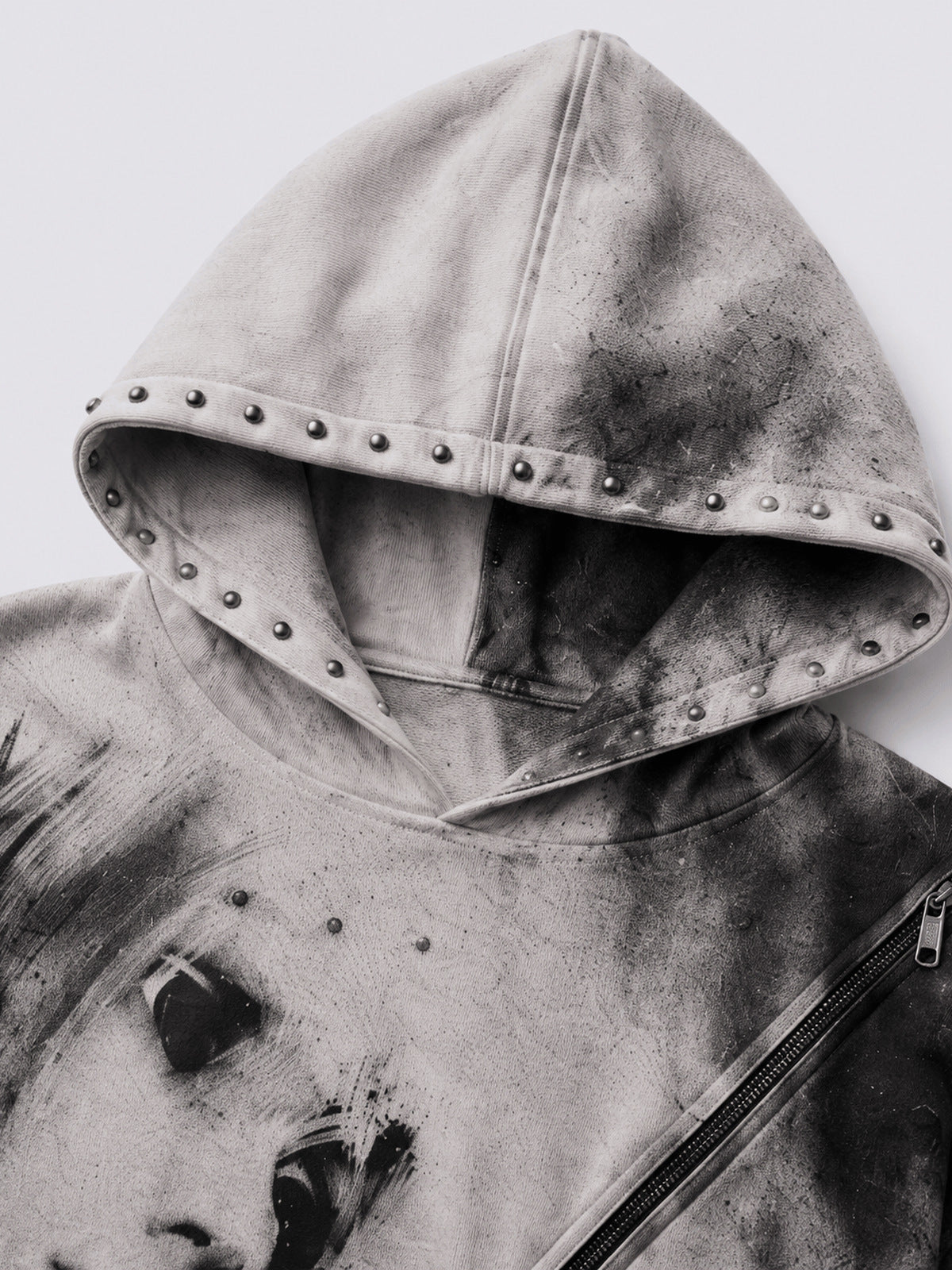 Grunge Hoodie – Nieten an der Kapuze und Portrait, Nahaufnahme | XoKool