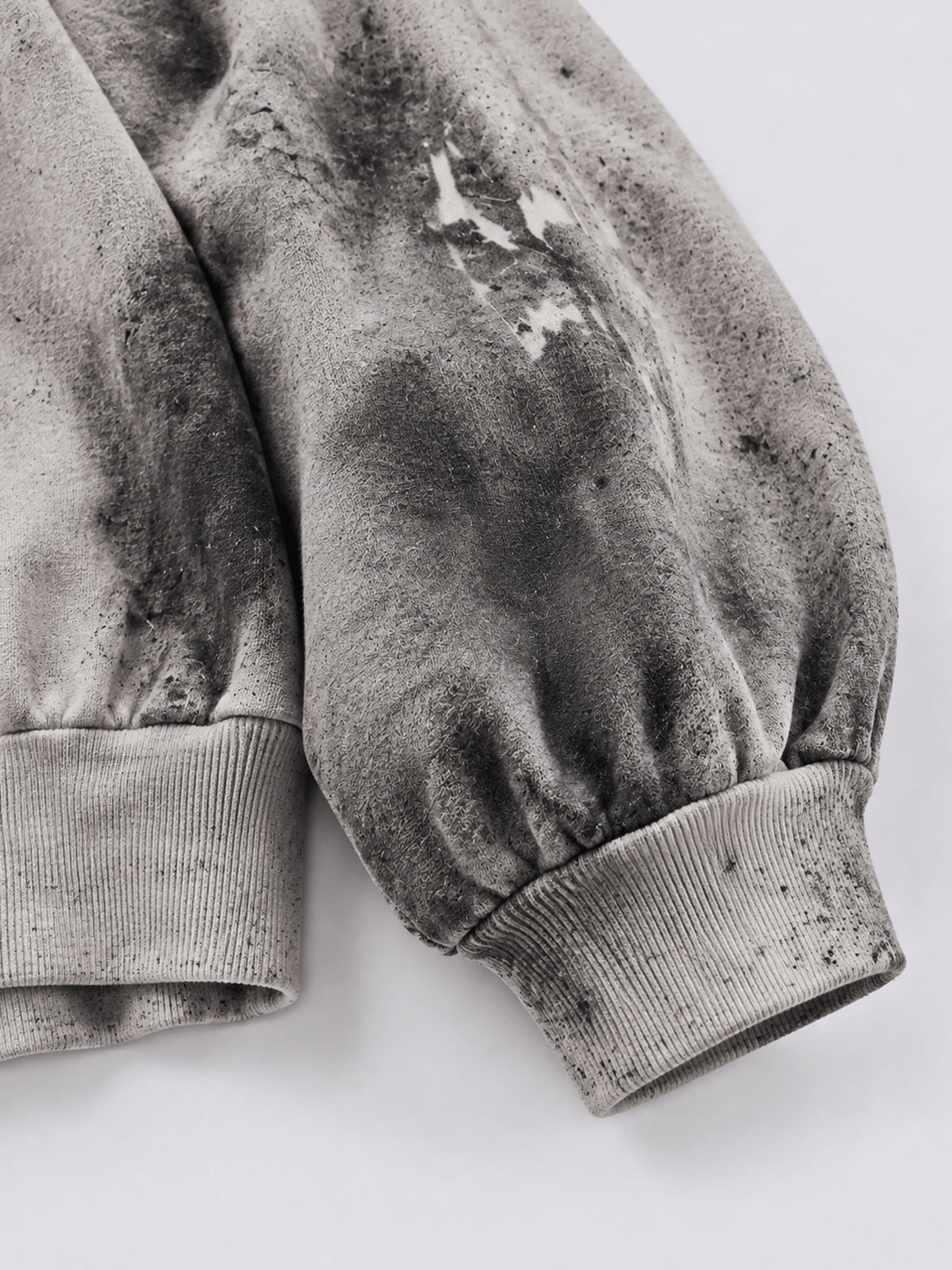 Grunge Hoodie – Sprühprint am Ärmel, Nahaufnahme | XoKool