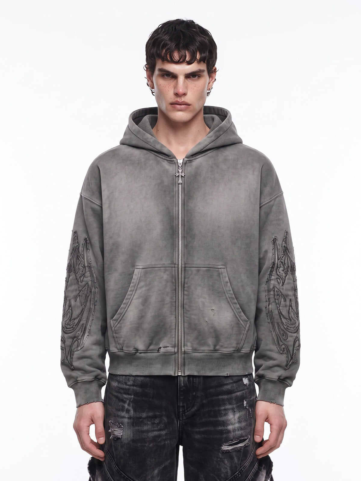 Hoodie con cierre y bordado gótico en gris lavado – en modelo, frente | XoKool