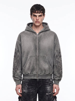 Hoodie con cierre y bordado gótico en gris lavado – en modelo, frente | XoKool