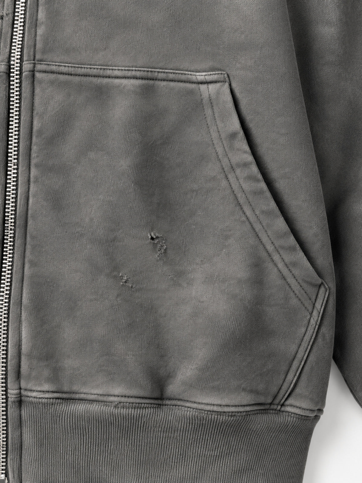 Hoodie gótico con cierre – detalle del bolsillo con desgaste | XoKool