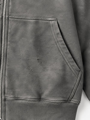 Hoodie gótico con cierre – detalle del bolsillo con desgaste | XoKool
