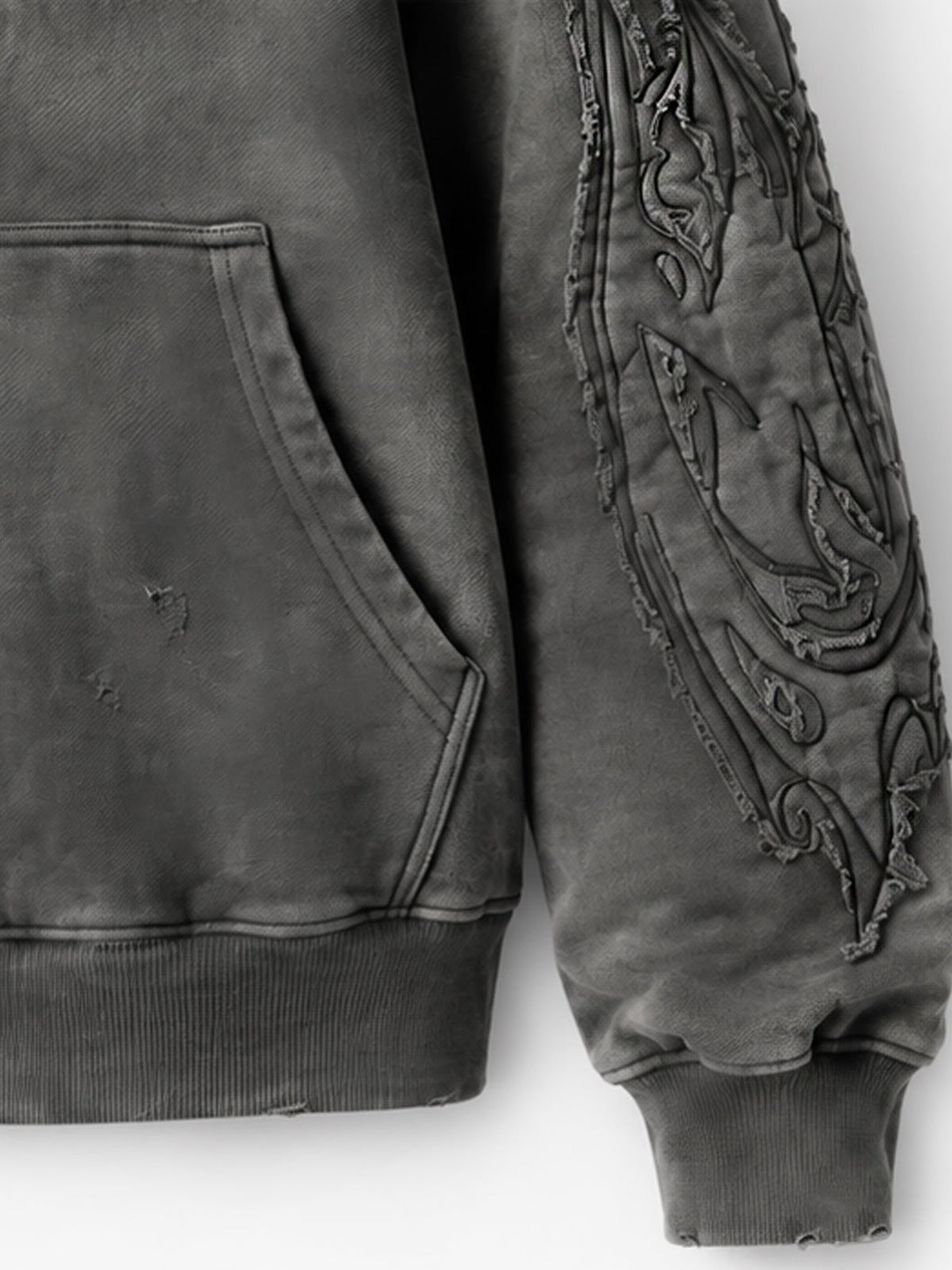 Hoodie gótico con cierre – detalle del bordado de la manga | XoKool