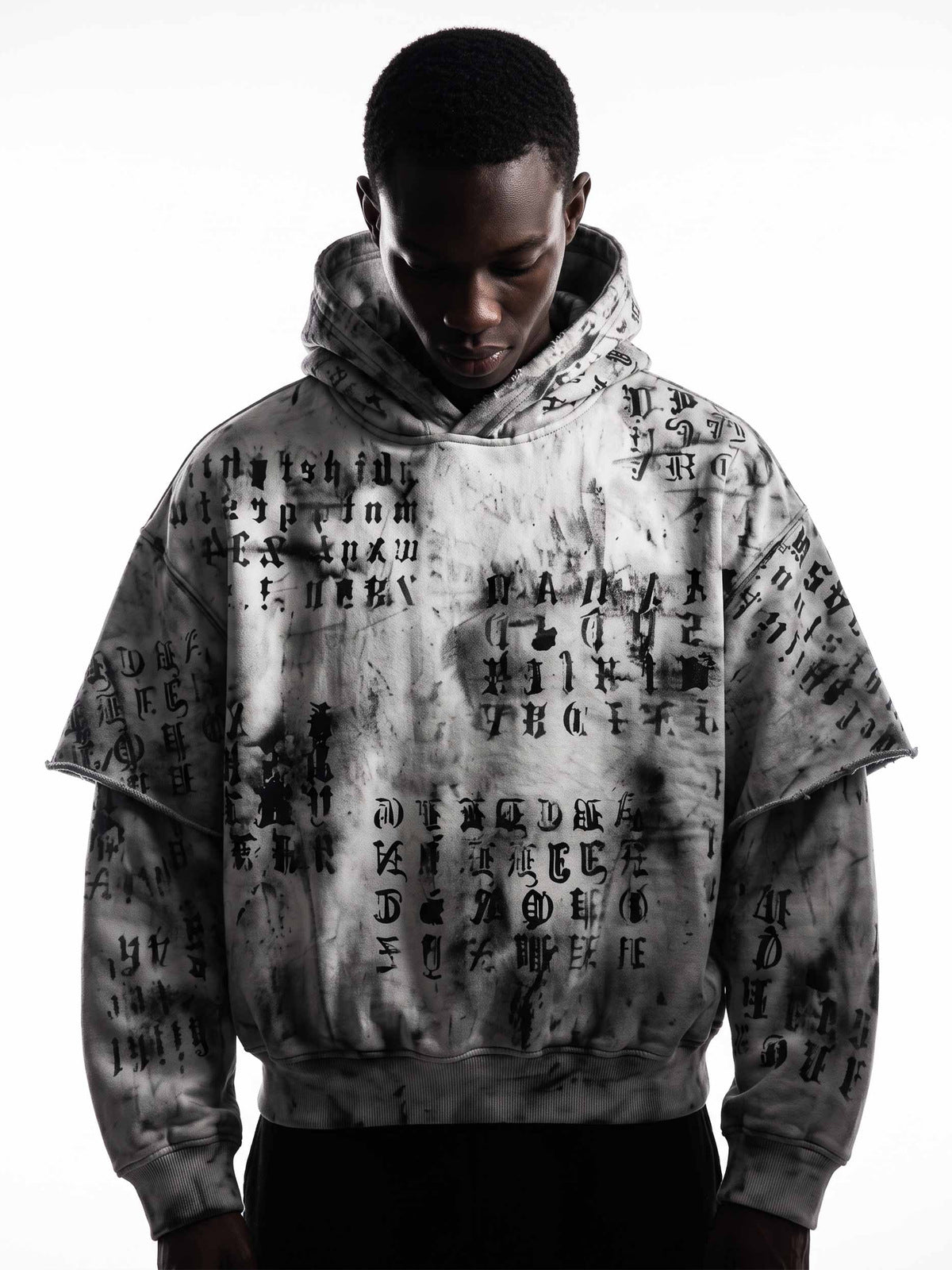 Hoodie mit Layered-Ärmeln – am Model, vorne | XoKool