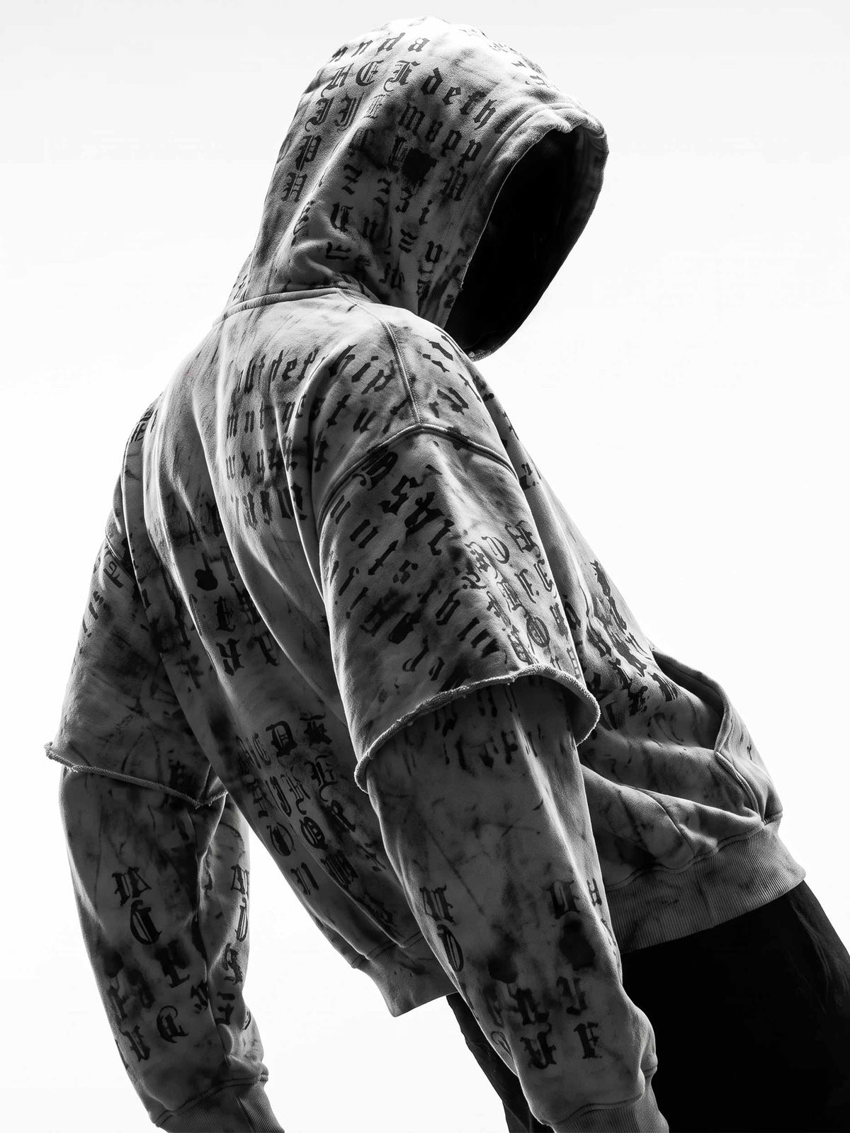 Washed Grauer Hoodie mit Gothic-Schriftzug und Layered-Ärmeln – am Model, seitlich, Kapuze auf | XoKool