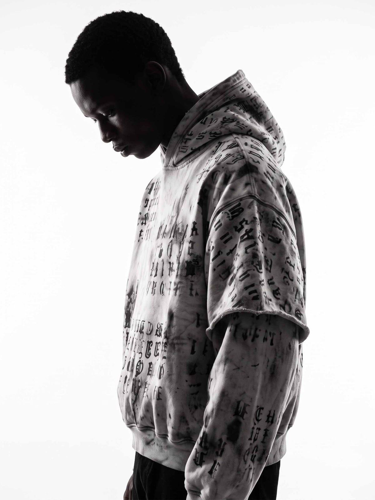 Hoodie mit Layered-Ärmeln – am Model, seitlich | XoKool