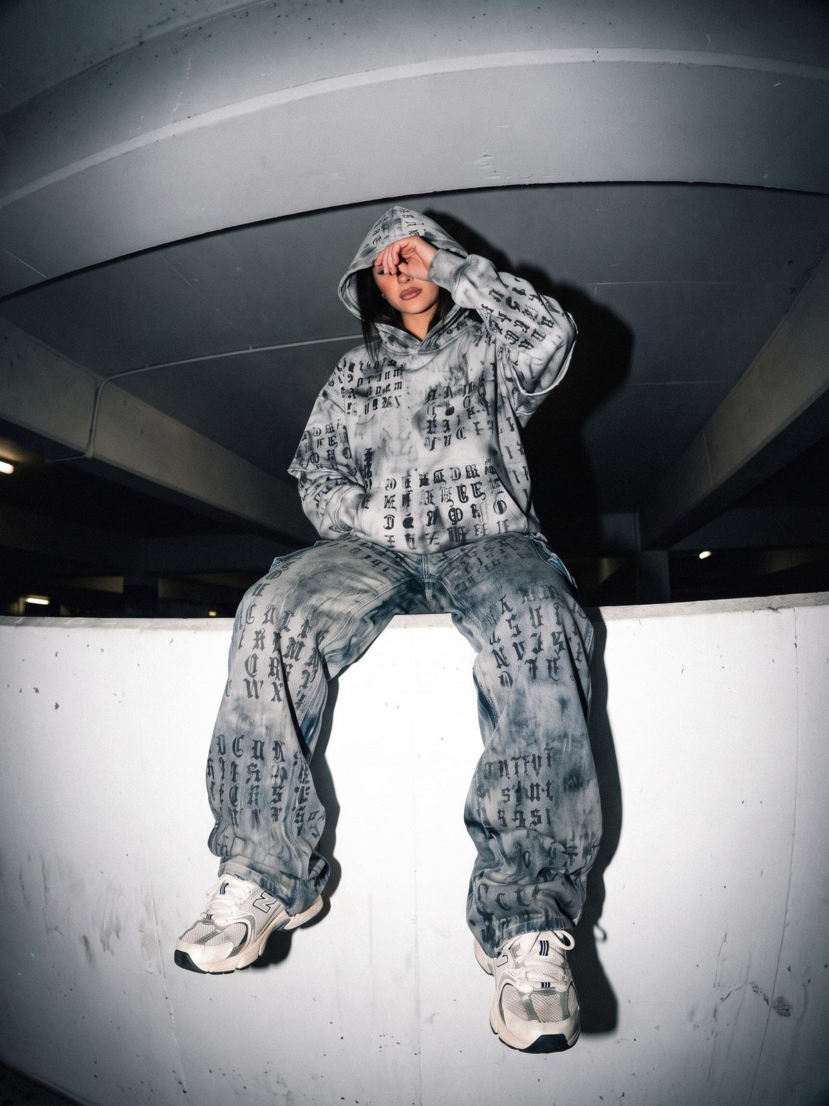 Hoodie mit Layered-Ärmeln – Streetfoto, Kapuze auf | XoKool
