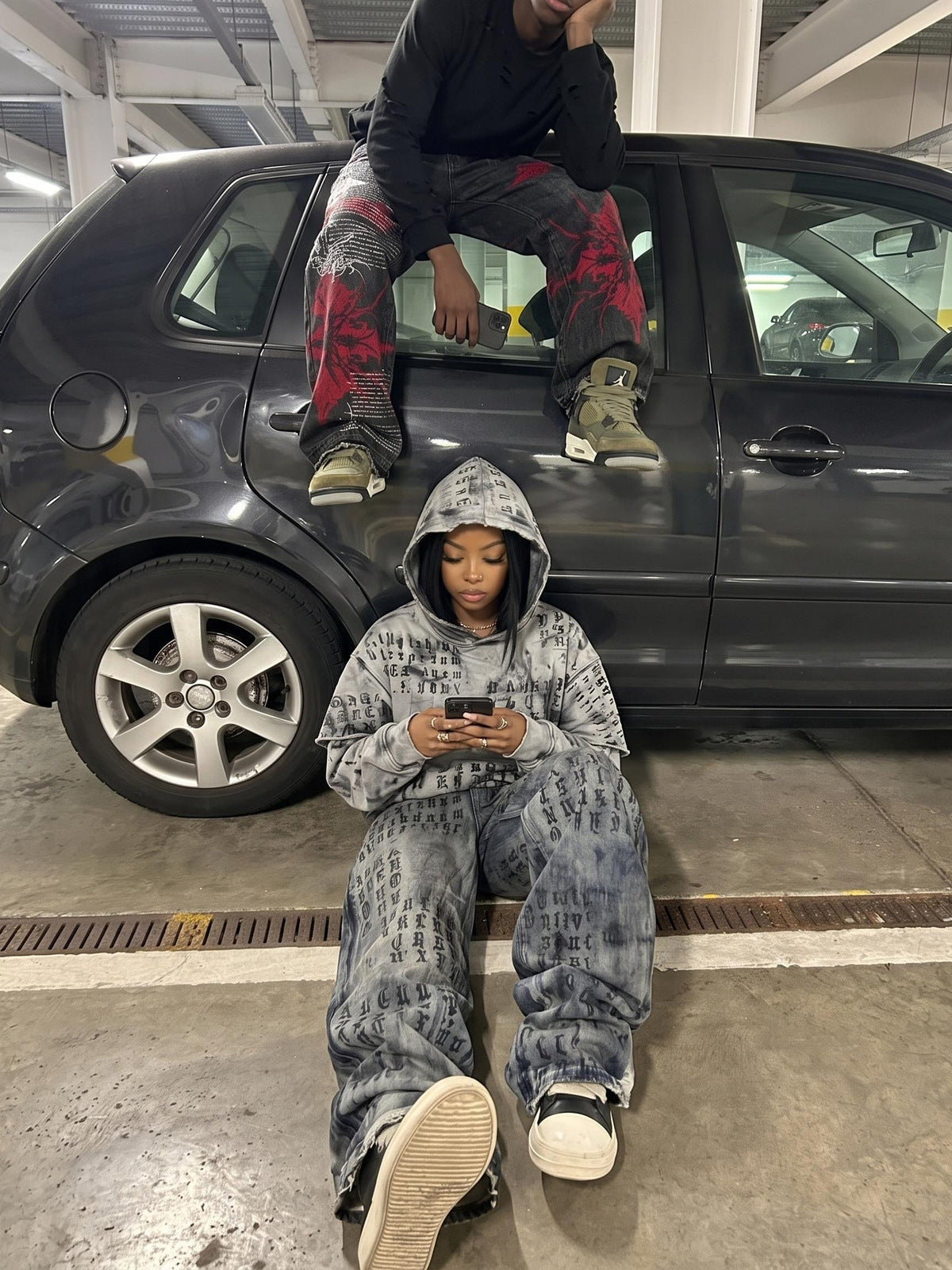 Hoodie mit Layered-Ärmeln – Streetfoto, sitzend | XoKool