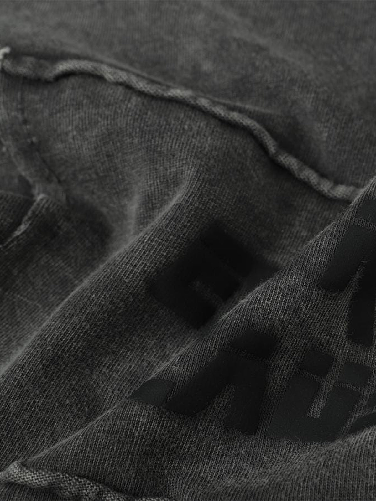 Raw seam long sleeve shirt – back print close-up | XoKool