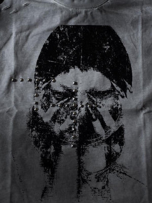 Camiseta sin mangas gris lavado con tachuelas y estampado de cara – primer plano del estampado | XoKool