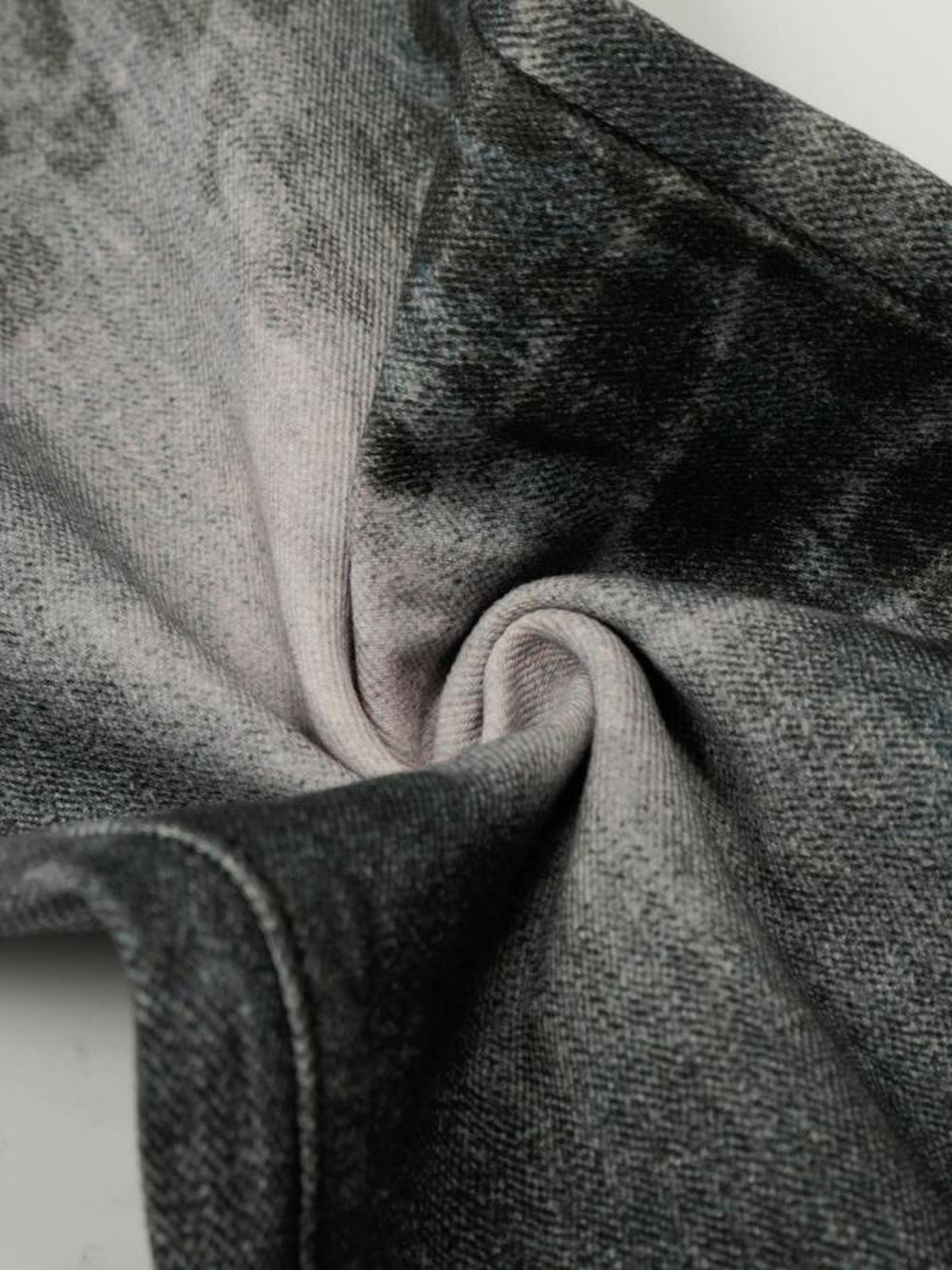 Graue Wide Leg Jeans – verdrehte Naht im Detail | XoKool