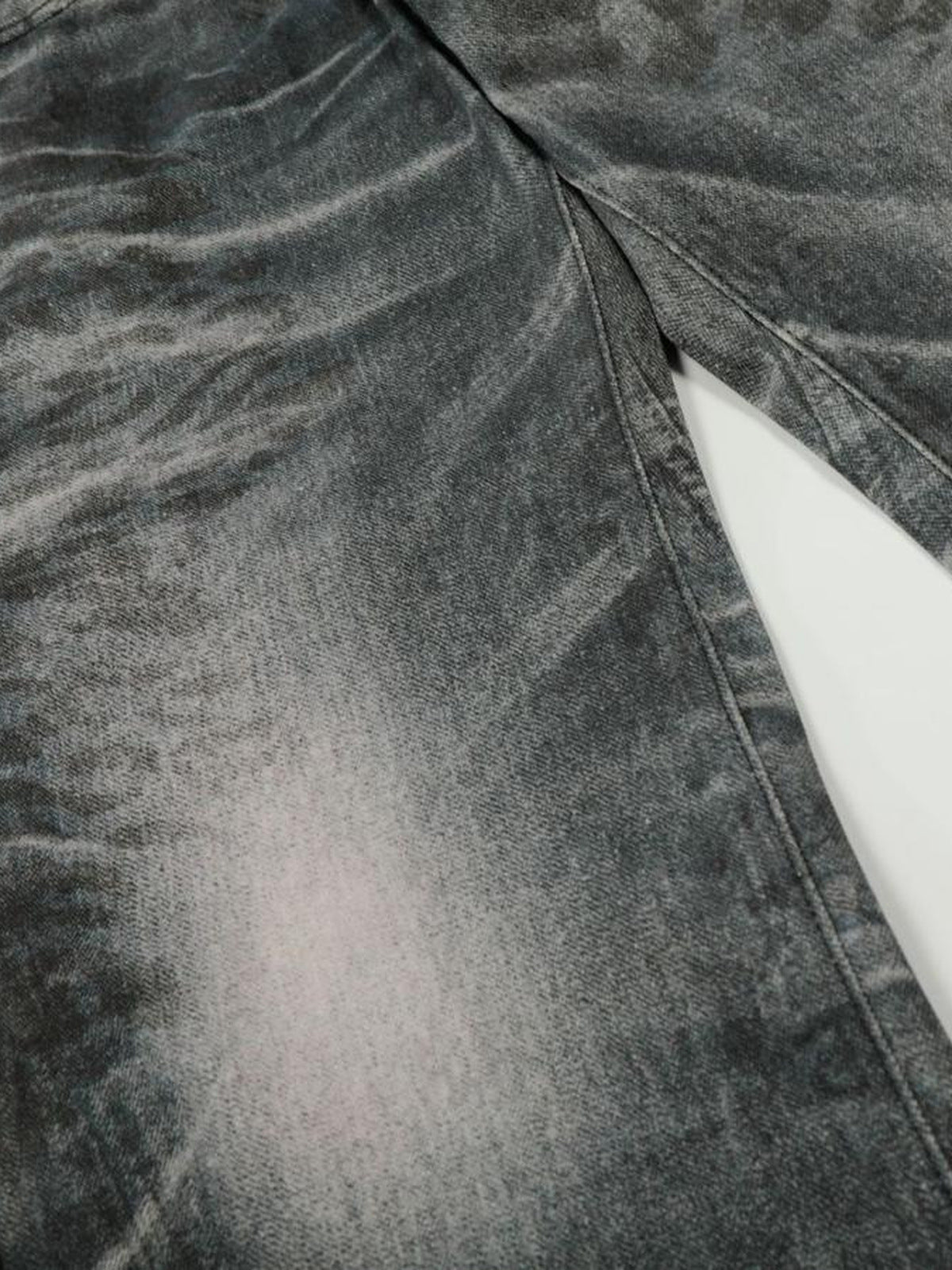 Graue Wide Leg Jeans – Knie mit Whiskers im Detail | XoKool