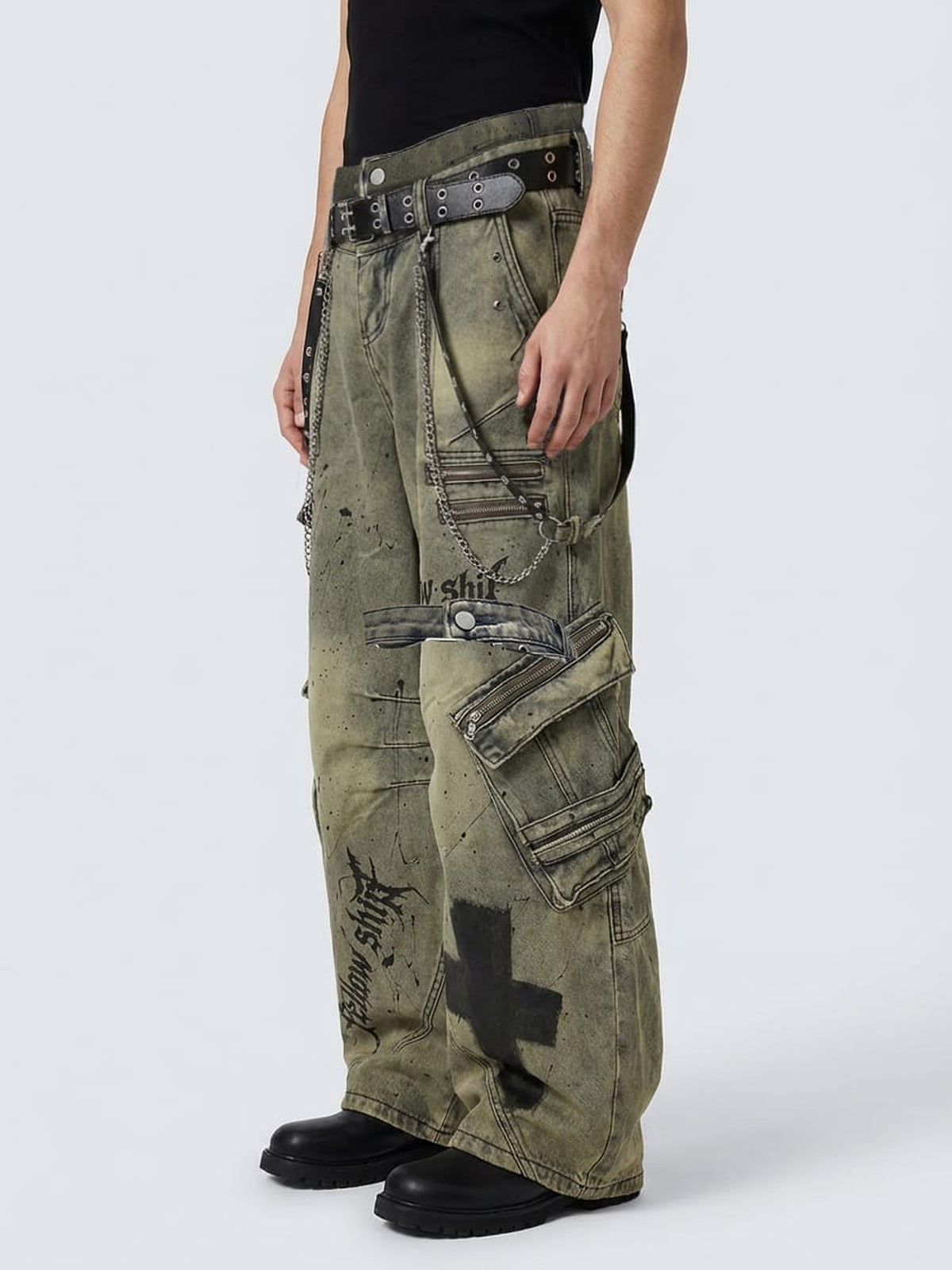 Washed Olive Cargohose mit doppeltem Bund – am Model von der Seite | XoKool