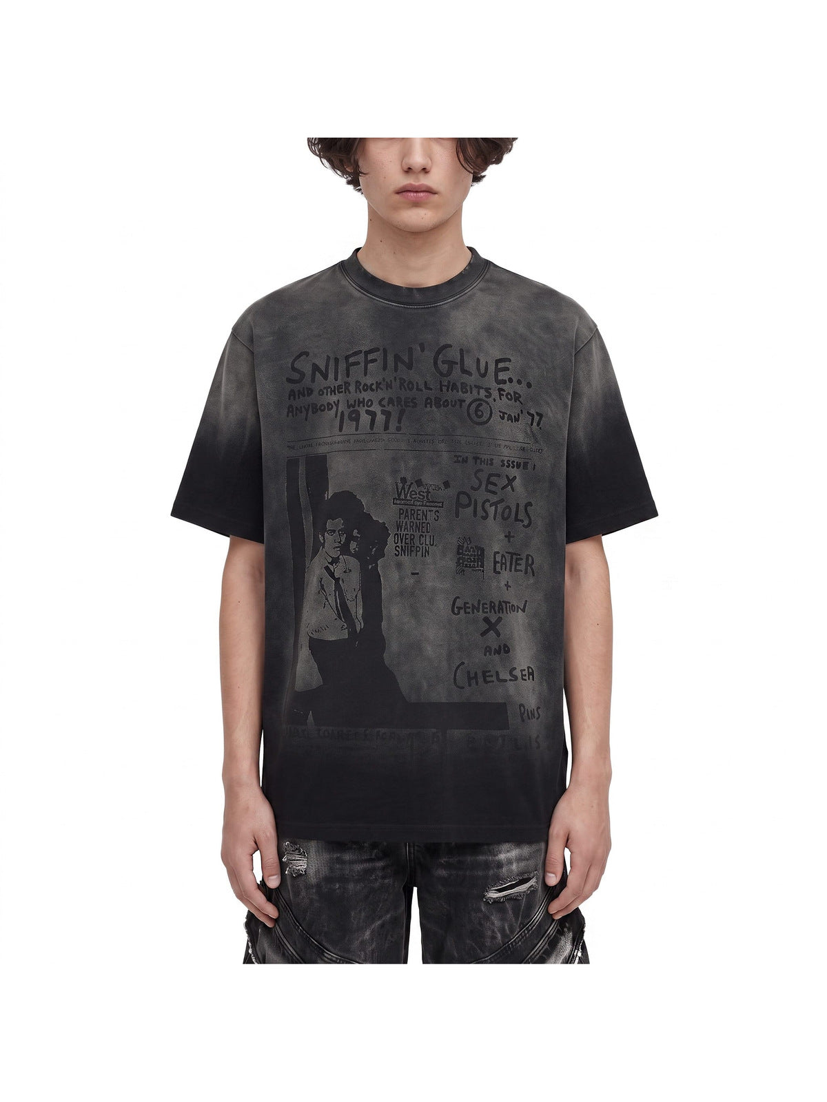 Washed Ombre Punk T-Shirt mit Zine-Cover-Print – am Model, Vorderansicht | XoKool