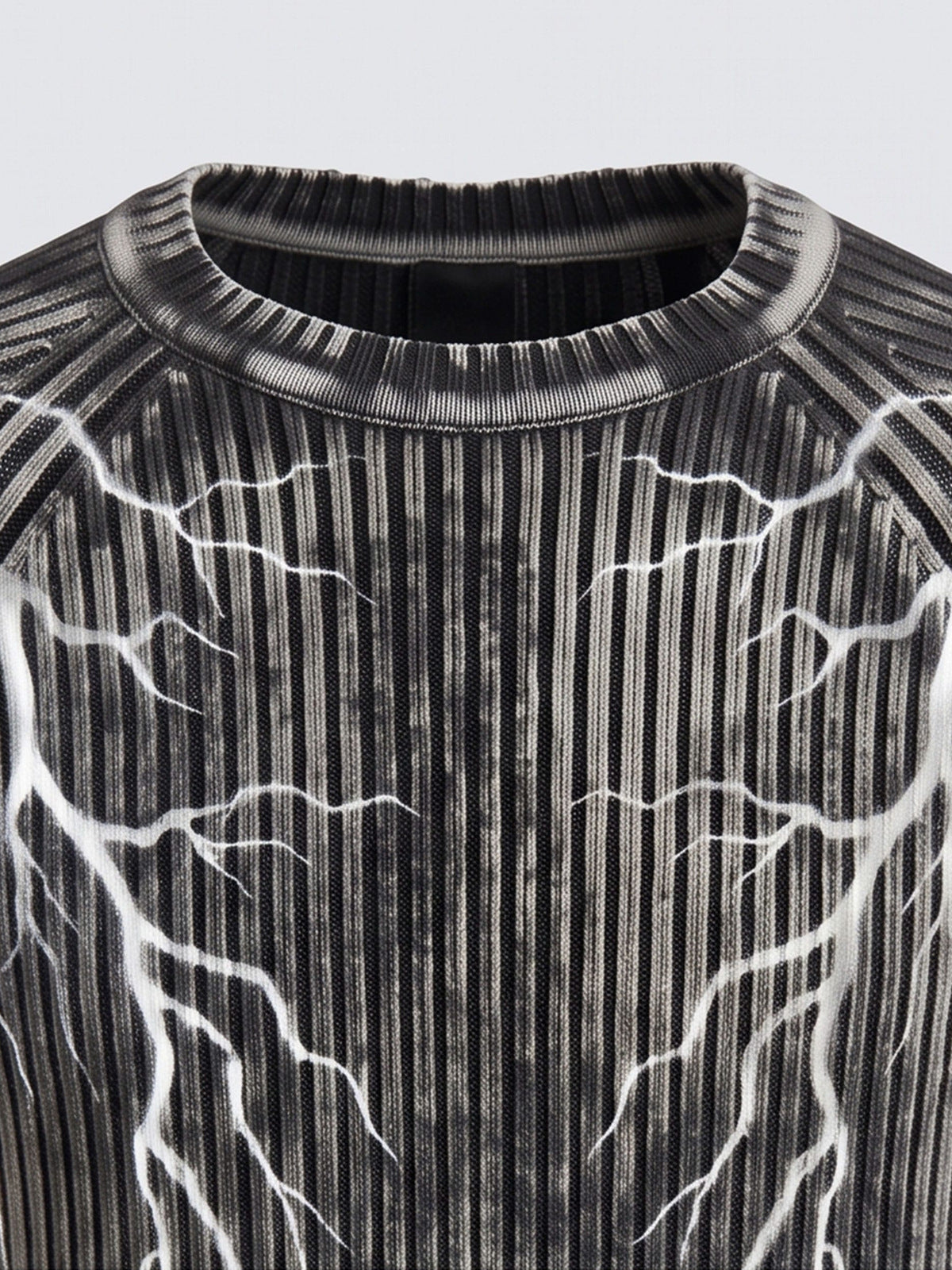 Ribbed lightning sweater – neckline and graphic close-up | XoKool