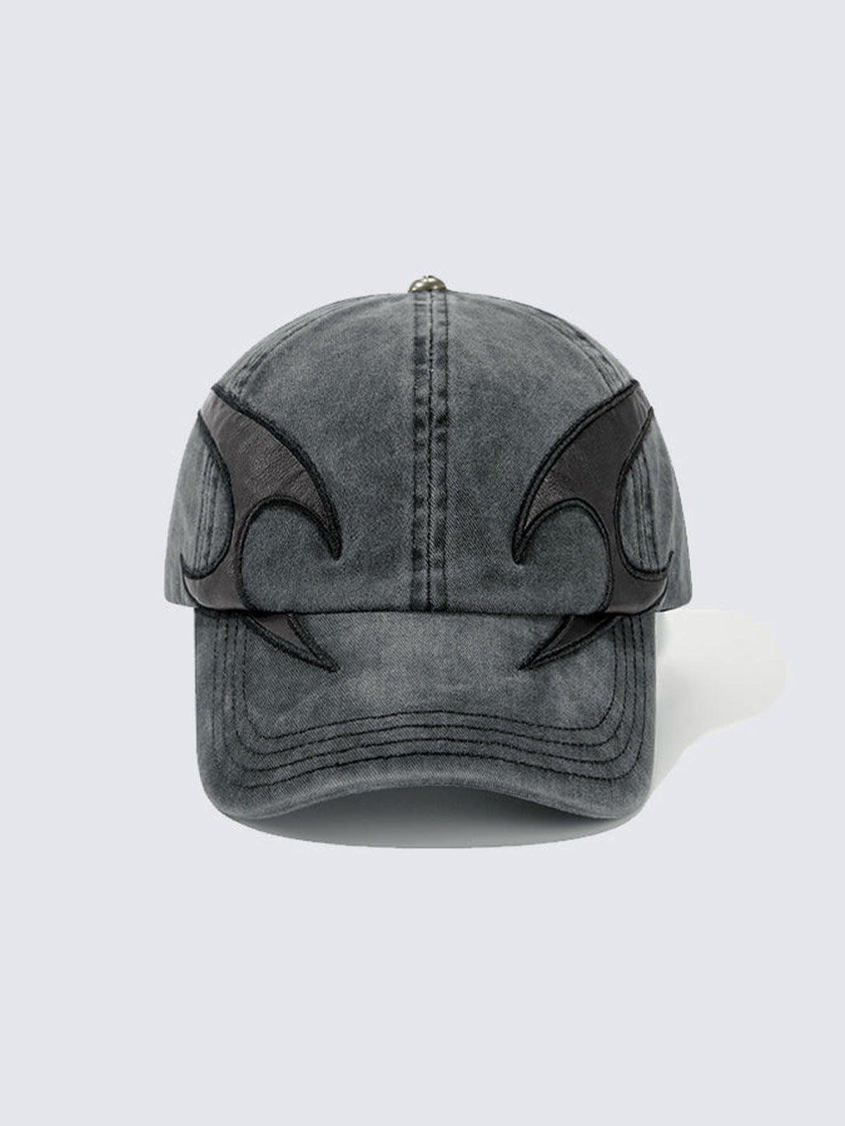 Gorra de béisbol lavada con parche de llama tribal – Gris, vista frontal | XoKool