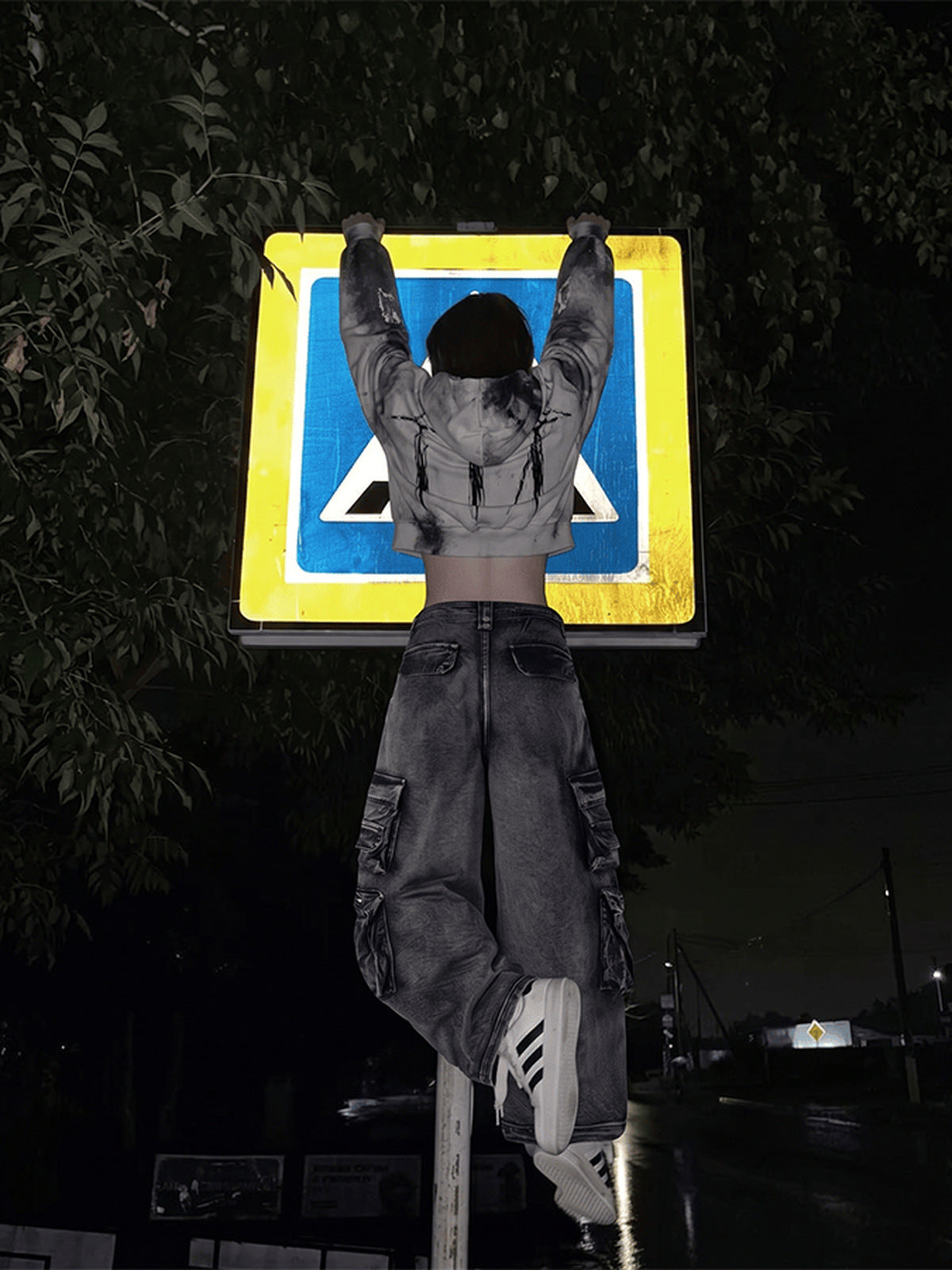 Jeans cargo de pierna ancha con efecto lavado y bolsillos de fuelle – foto urbana, colgado de noche | XoKool