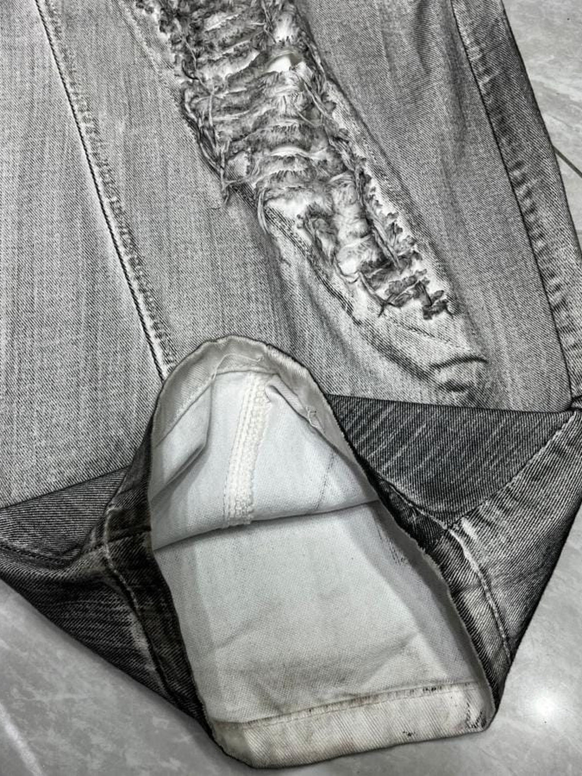 Weiße Ripped Jeans – Saum und Innenseite im Detail | XoKool