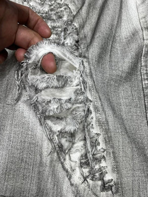 Weiße Ripped Jeans – Riss-Detail in der Hand gehalten | XoKool