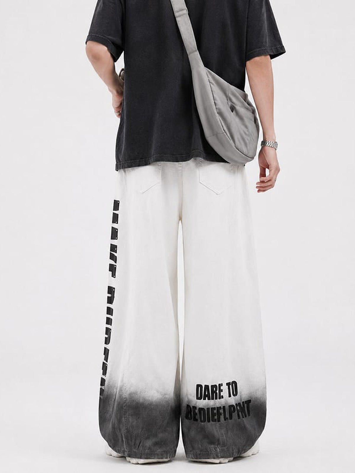 Weiße Baggy Jeans mit Ombré-Fade und Zahlen-Print – am Model, Rückseite | XoKool
