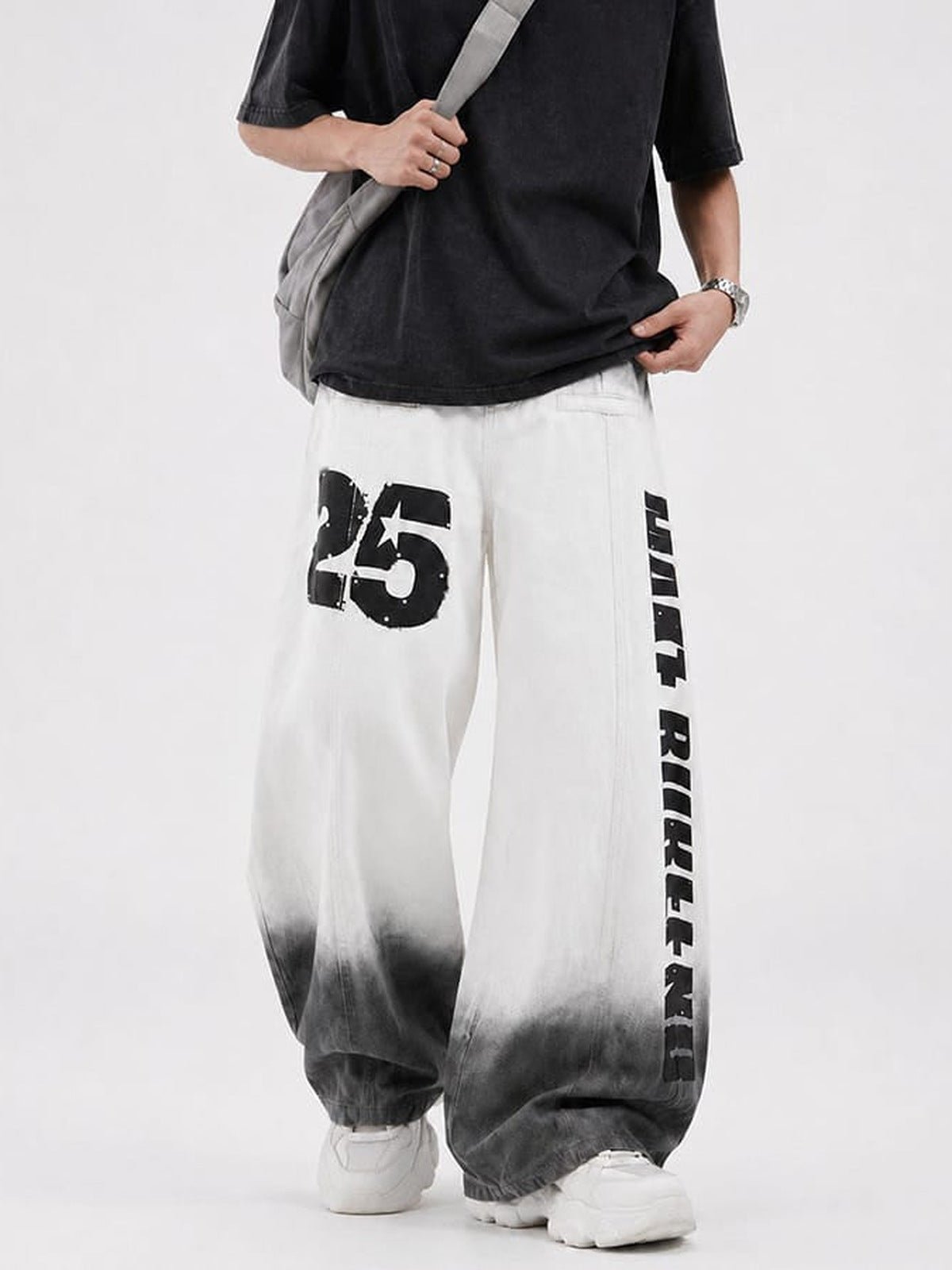 Weiße Baggy Jeans mit Ombre Fade und Zahlenprint – am Model, vorne | XoKool
