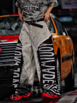 Weiße Barrel Jeans mit schwarzen Schriftzug-Einsätzen – am Model, Vorderansicht, Street-Foto | XoKool